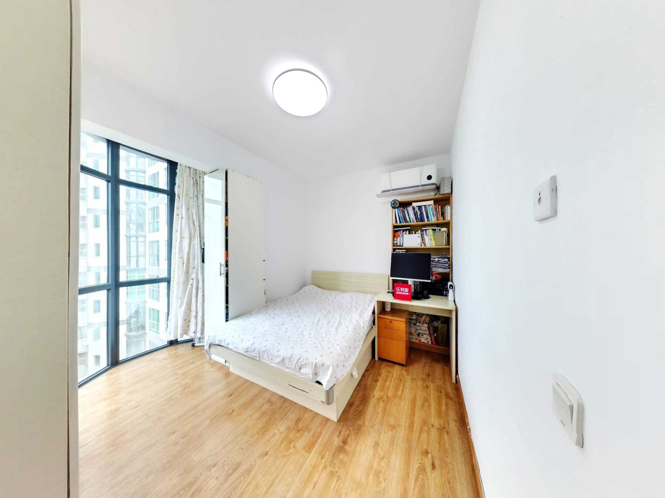 大陆庄园，税费低，朝南采光佳，中楼层，车位充足，带地面花园！业主诚心出售，随时看房！