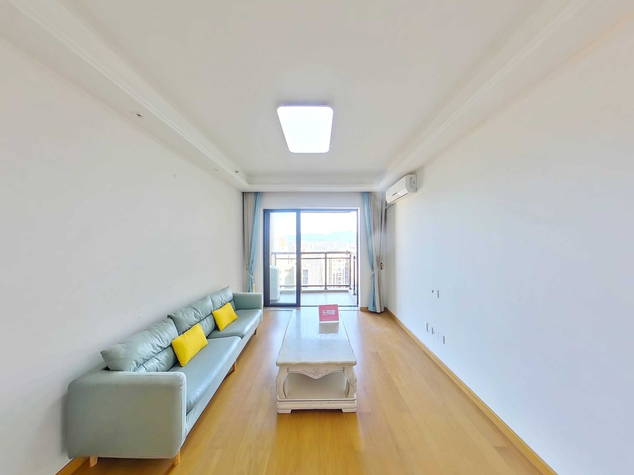 卓越东部蔚蓝海岸花园五期，方正户型，朝南采光佳，楼龄新，车位充足，紧邻商业综合体！业主诚售，随时看房！