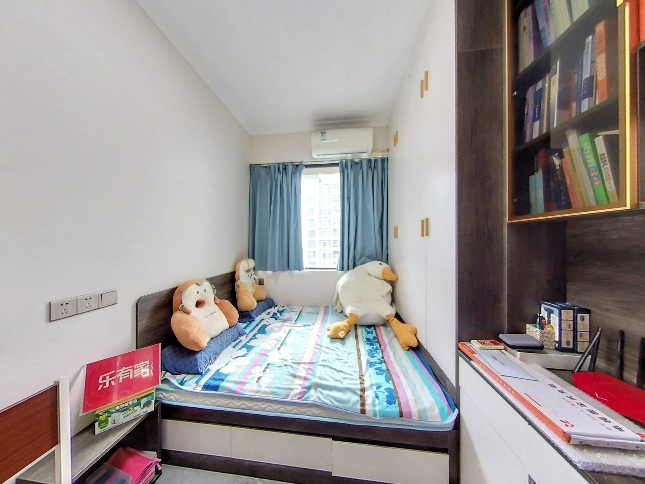 11号线地铁口，西荟城实用三房，满五，诚心出售