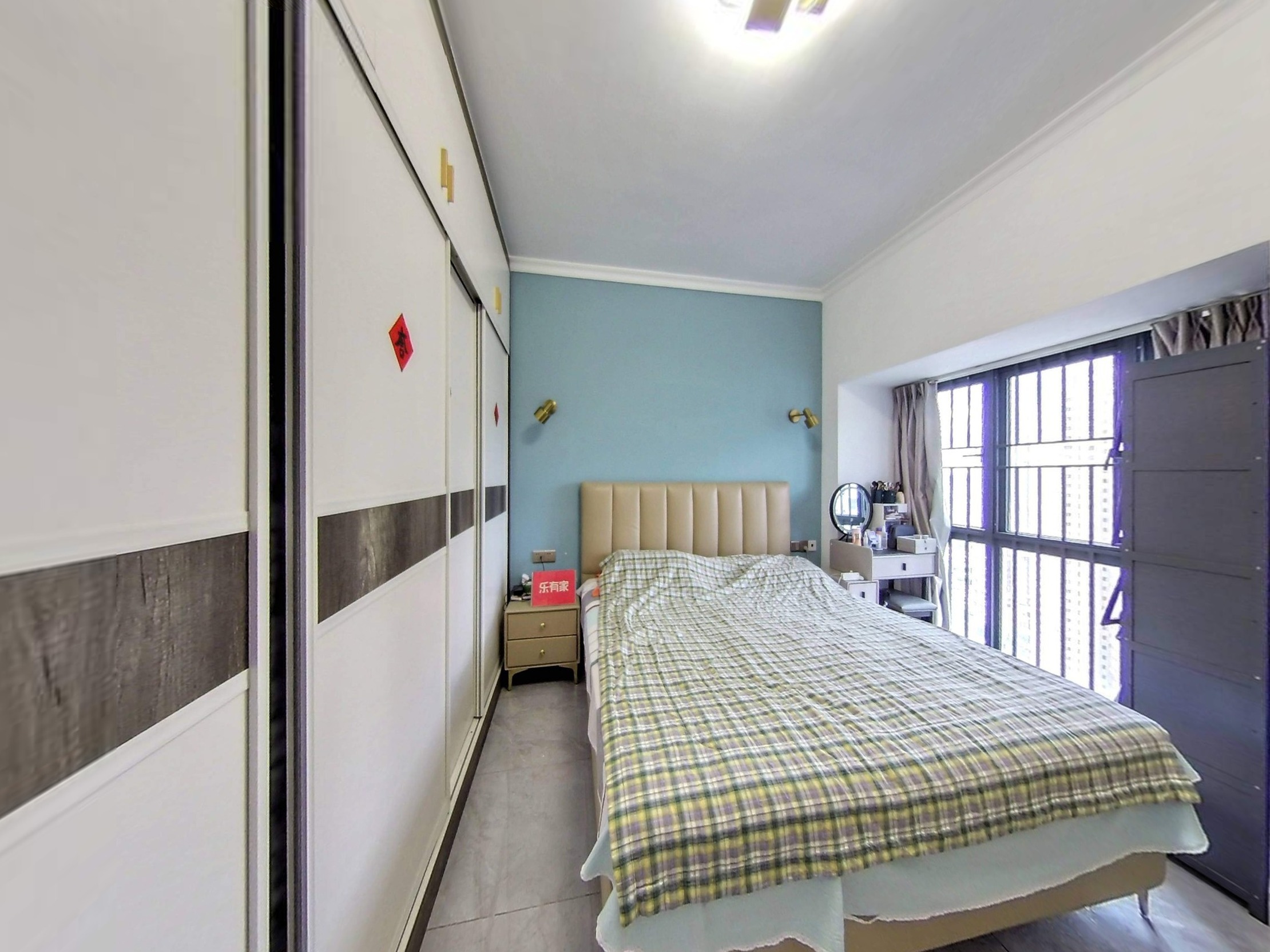 11号线地铁口，西荟城实用三房，满五，诚心出售