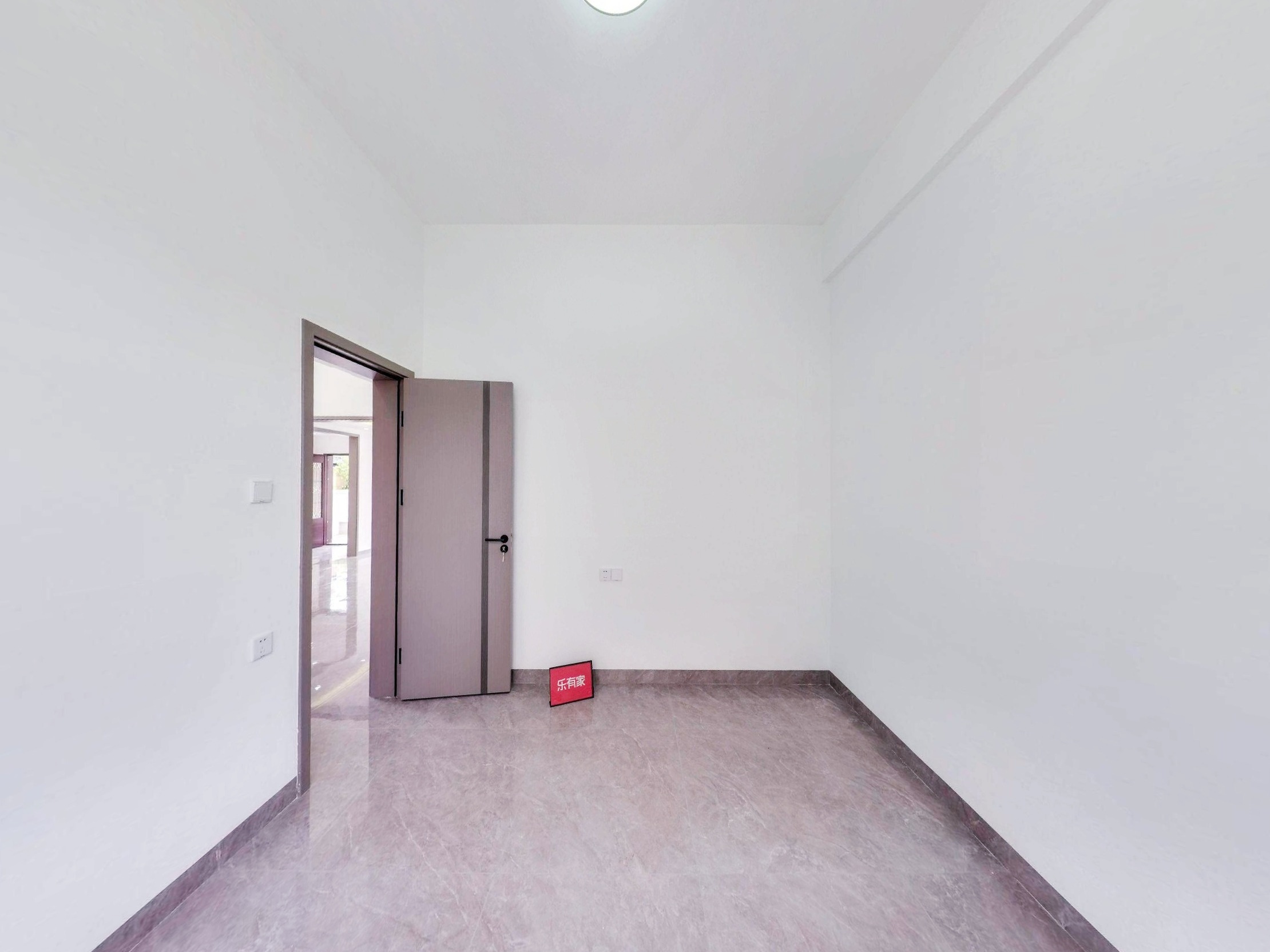 金沙花园，方正户型，朝南采光佳，重点学校环绕，车位充足，业主诚售，随时看房！