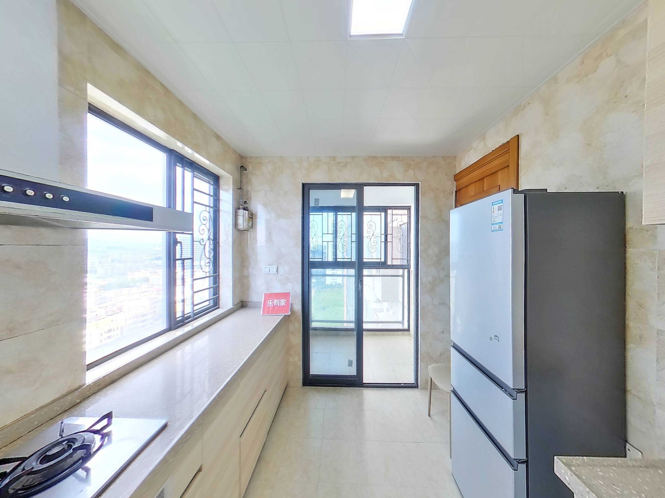 丹梓龙庭诚心出售，低于均价，方正户型，通风采光佳，车位充足，还有美丽地面花园，机会难得！