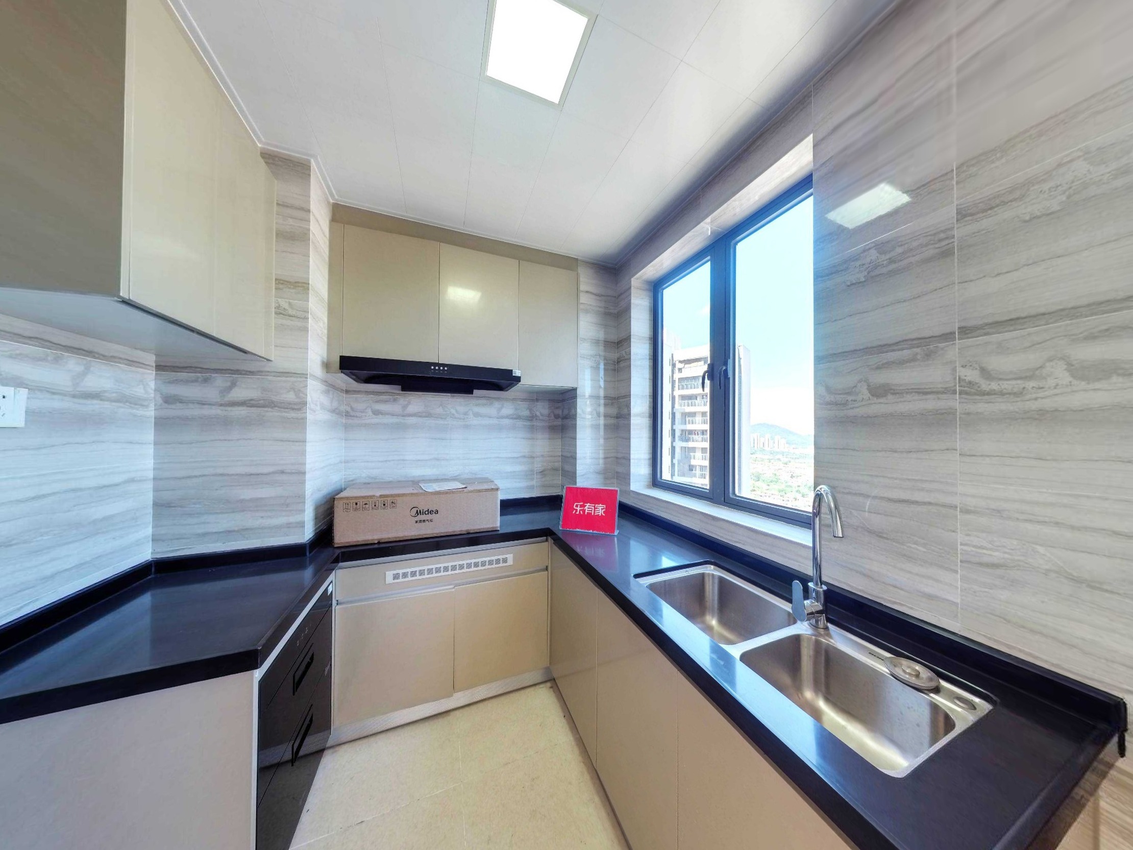 锦绣海湾城9期，方正户型，朝南采光佳，车位充足，带地面花园，业主诚售，随时看房！