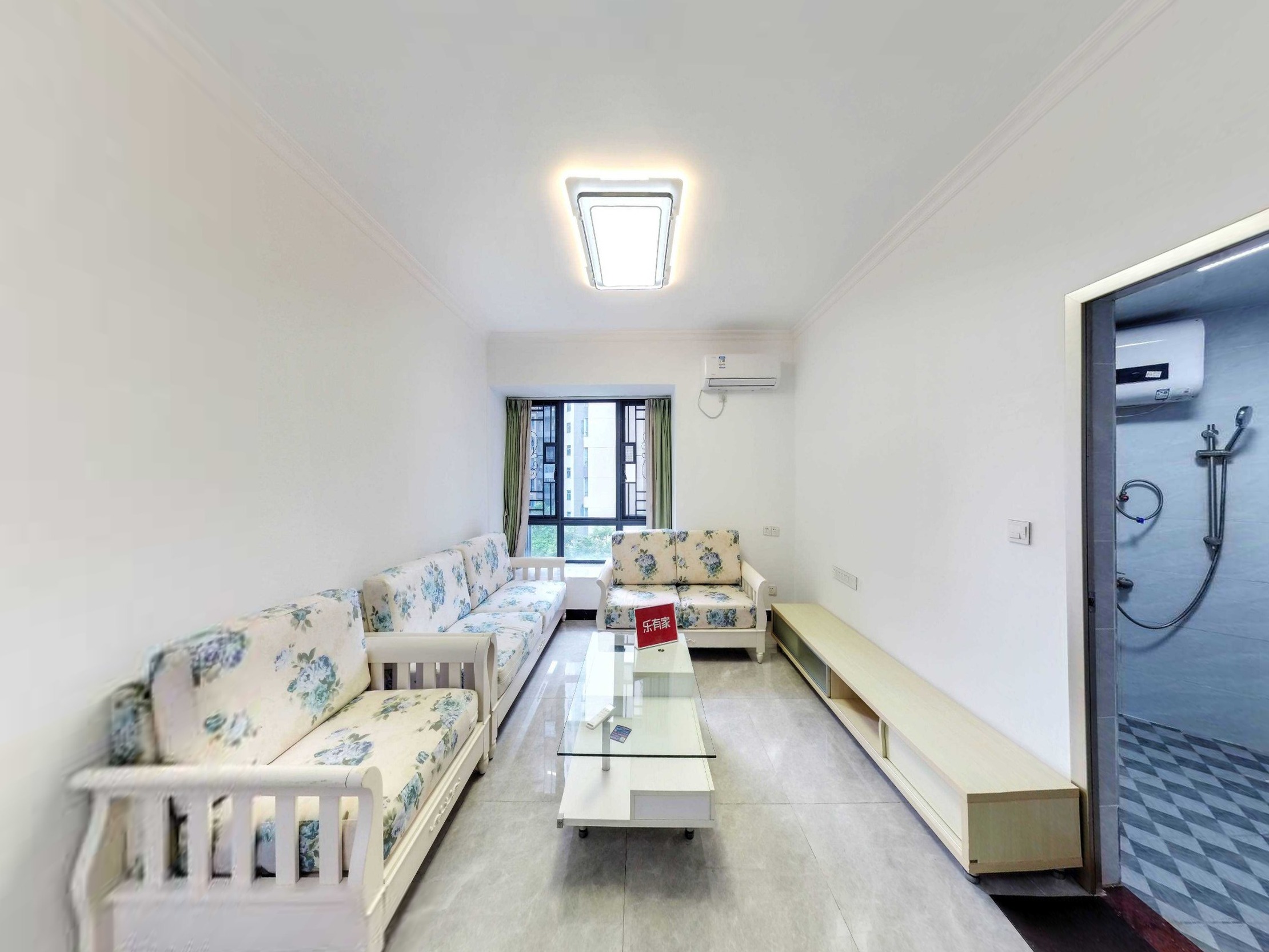 小区有地面花园和空中花园，环境优雅，绿化率高