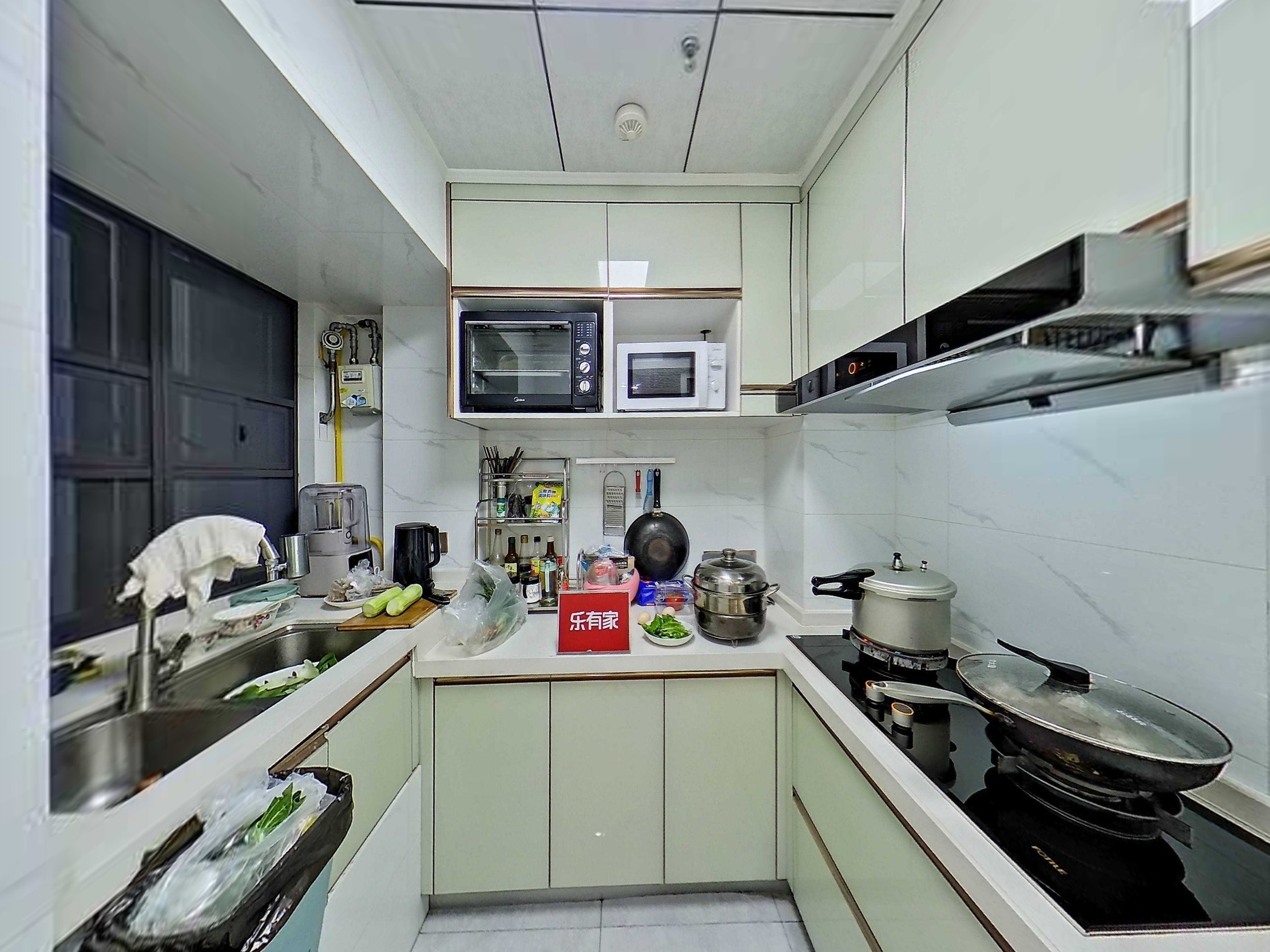 星河天地，朝南采光佳，楼龄新，带地面花园，近地铁，业主诚售，随时看房！