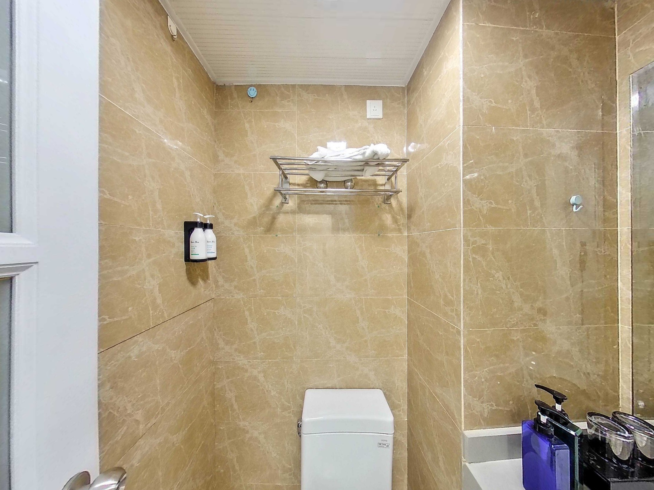 地铁口两房精装出售