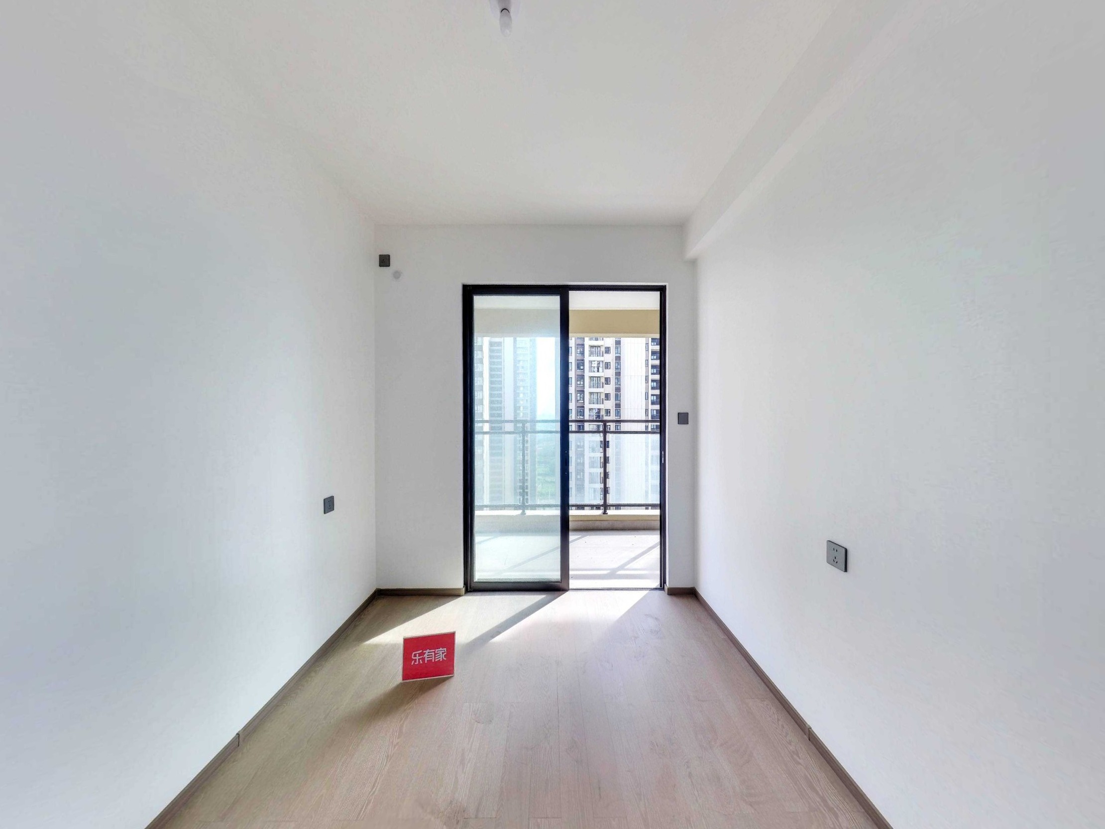 中山金域国际，朝南采光佳，中楼层，楼龄新，车位充足，近商业综合体、大型公园，业主诚售，随时看房！