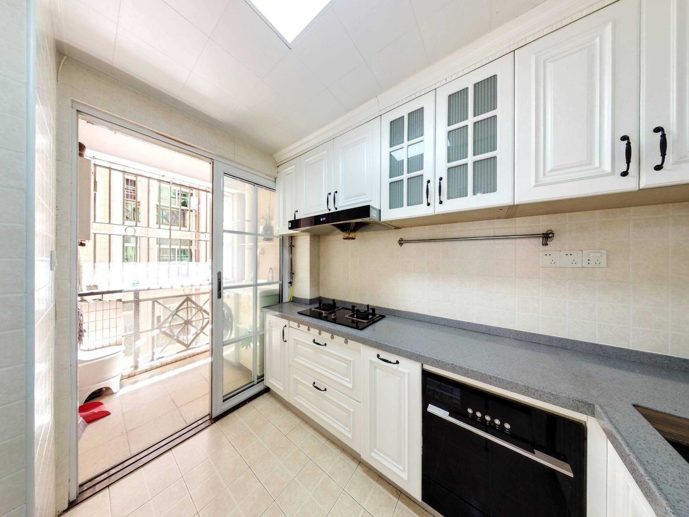 近南山书城站，大花园社区，厅出阳台三房两卫，看小区花园