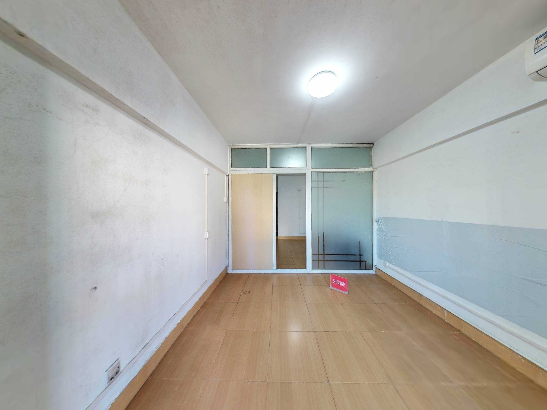 户型方正，中楼层的，通风采光还可以，