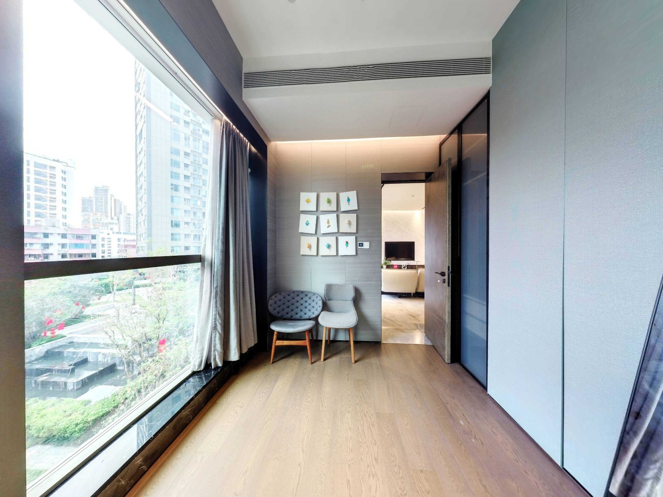 宽敞4室2厅，西南朝向，近公园与地铁，出行便利，理想家庭居所。