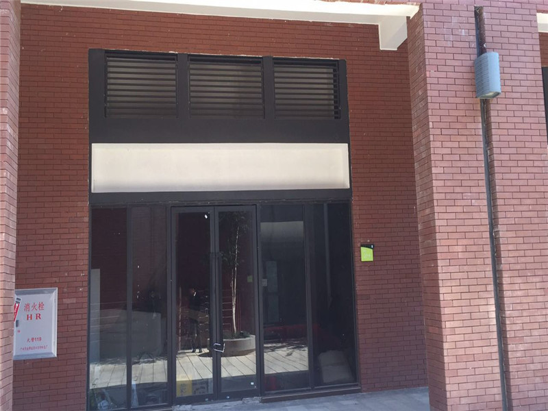 商业街商铺，人流大，