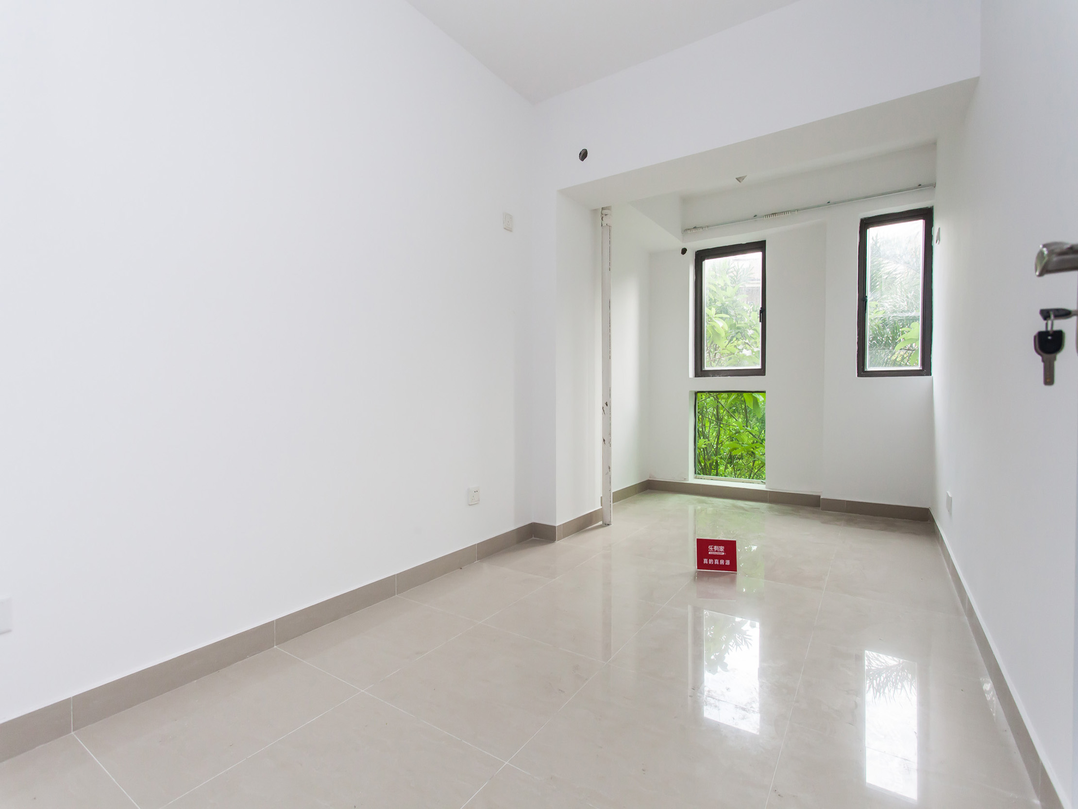 八十步海寓，超大一房一厅，精装修，大阳台。