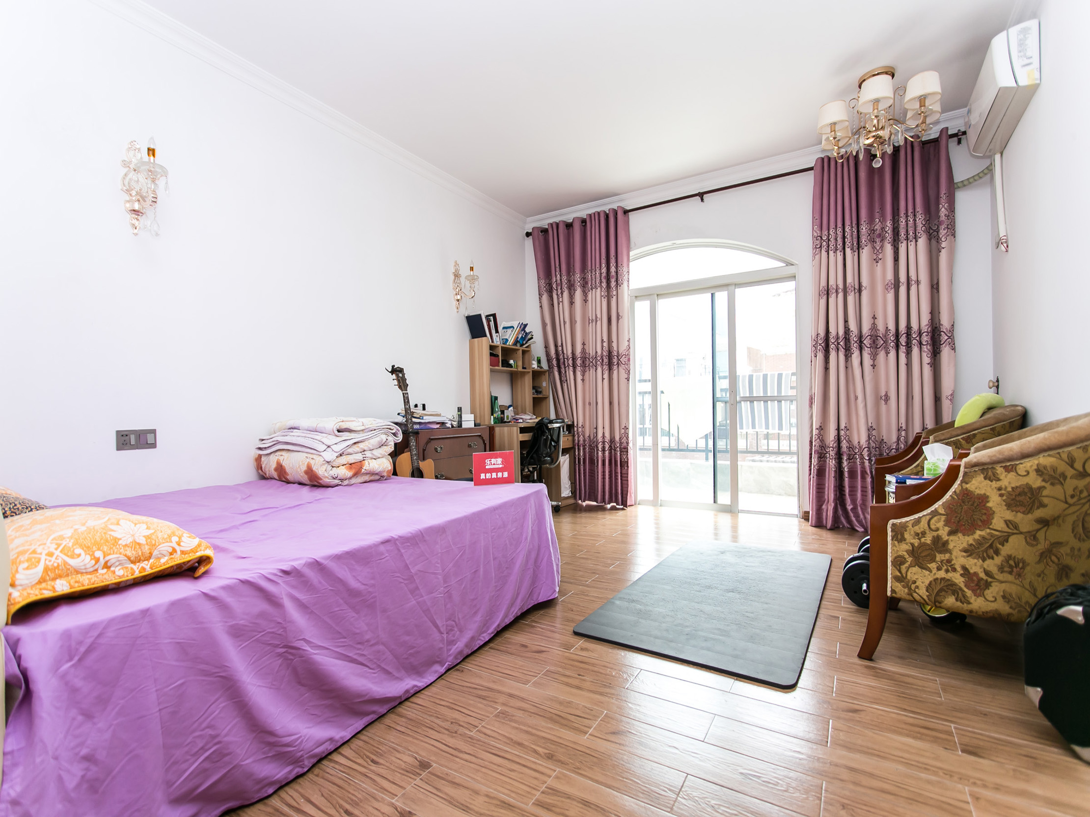 南北通透10室4厅，近地铁和公园，出行便利，适合大家庭居住。