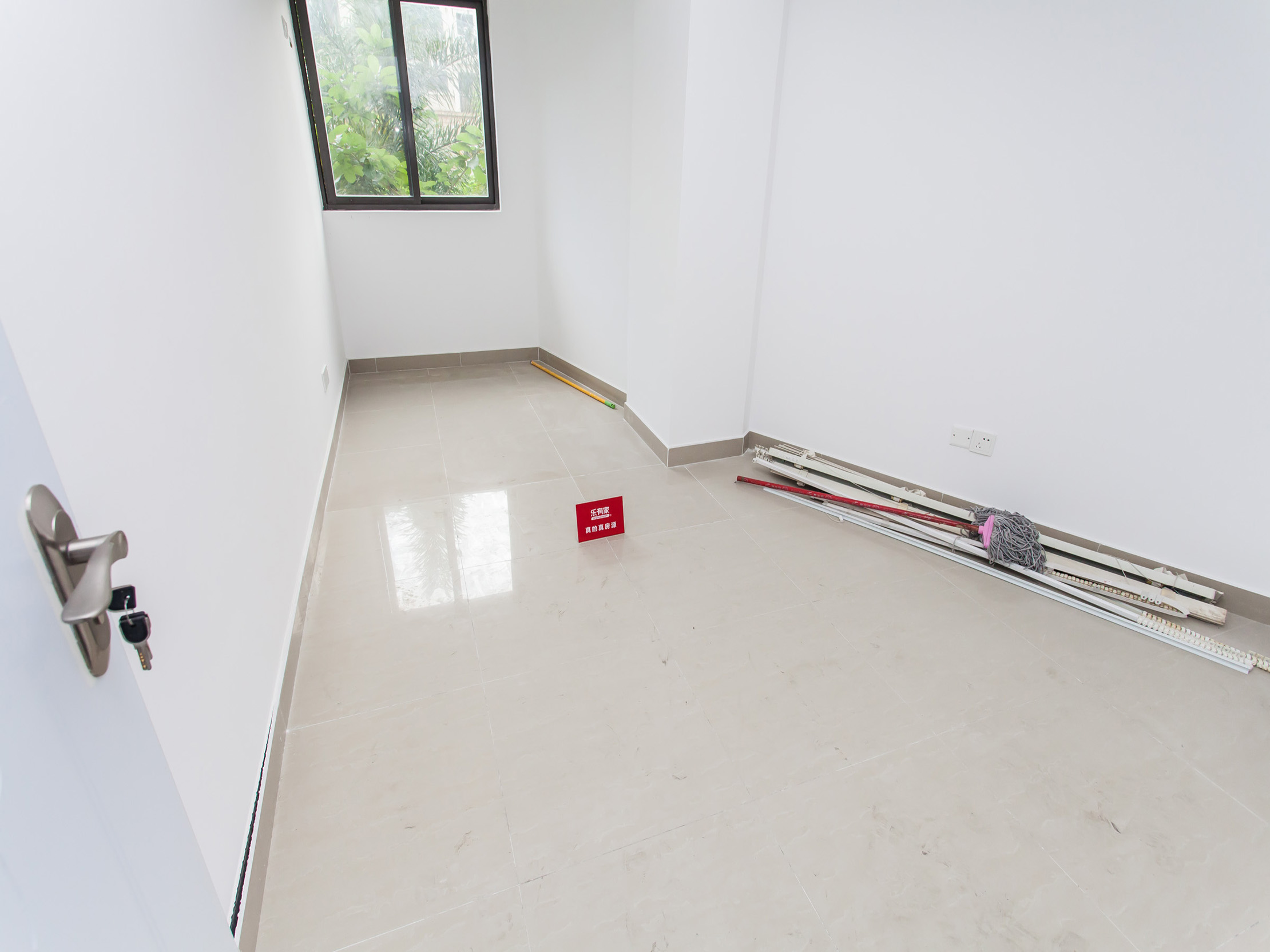 八十步海寓，超大一房一厅，精装修，大阳台。