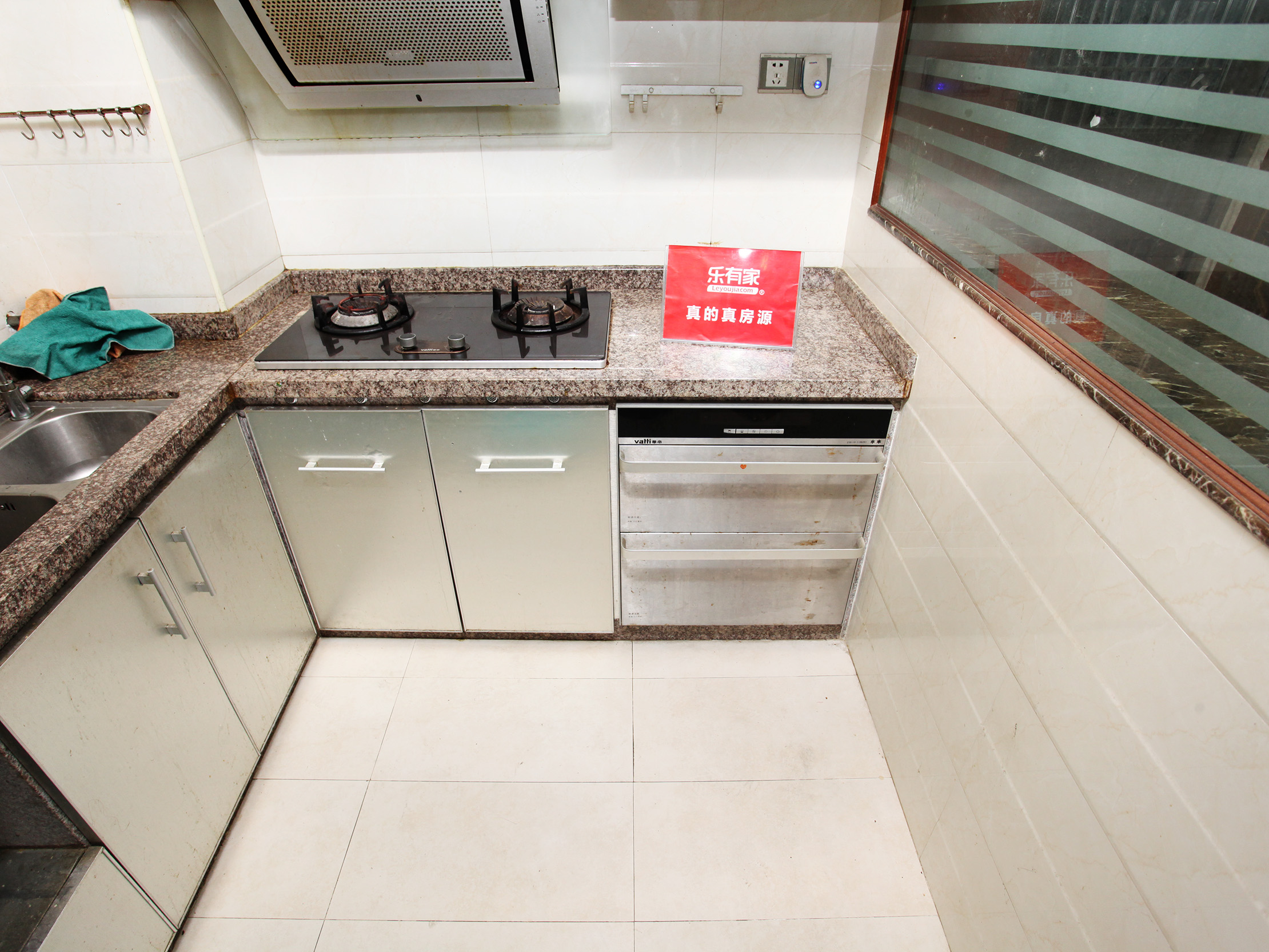 信义新出两房，少见户型，年轻人的装修，采光很好！