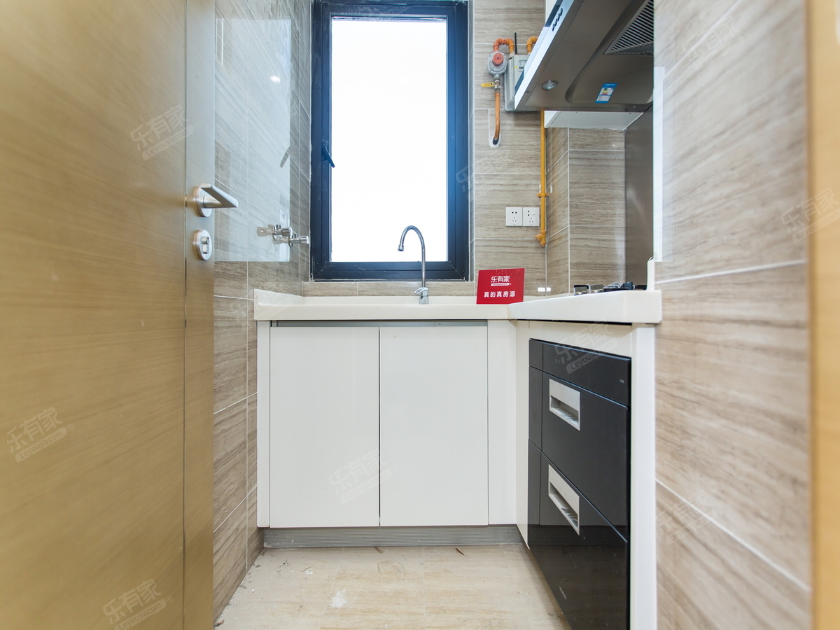 君临海域公寓全新装修诚心出售