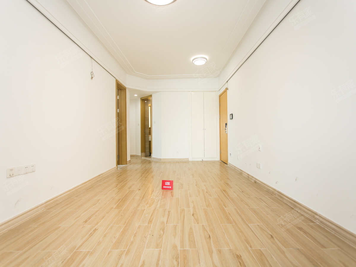 君临海域公寓全新装修诚心出售