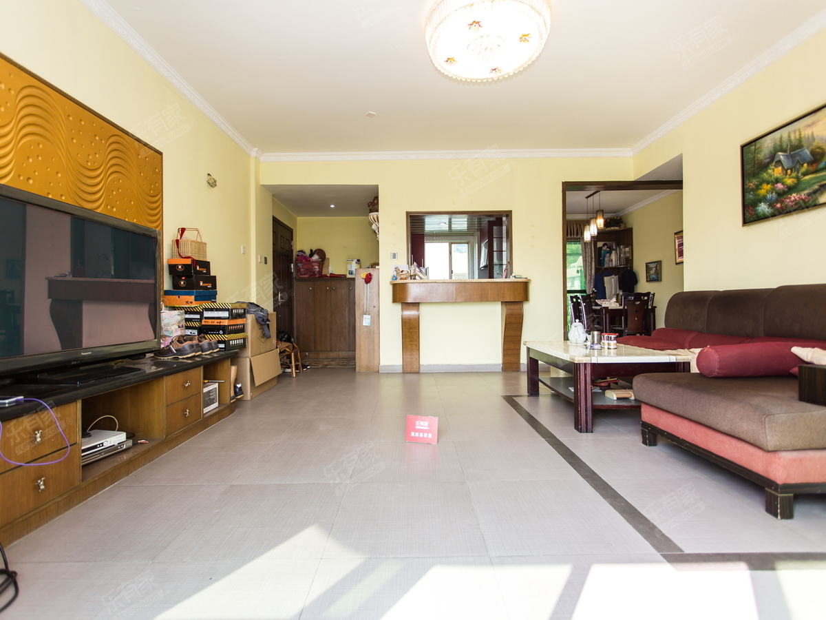 房子的户型方正，采光通风很好，居住舒适。