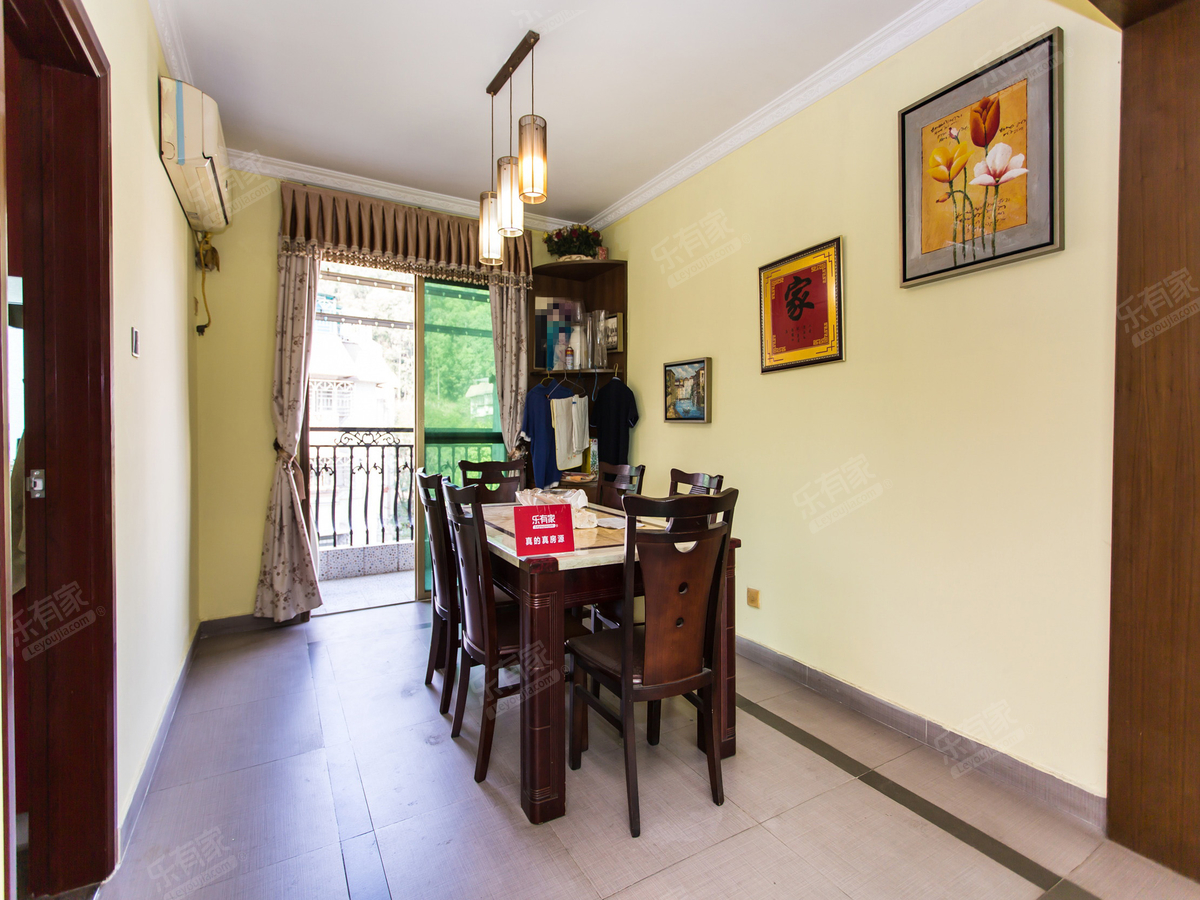 房子的户型方正，采光通风很好，居住舒适。