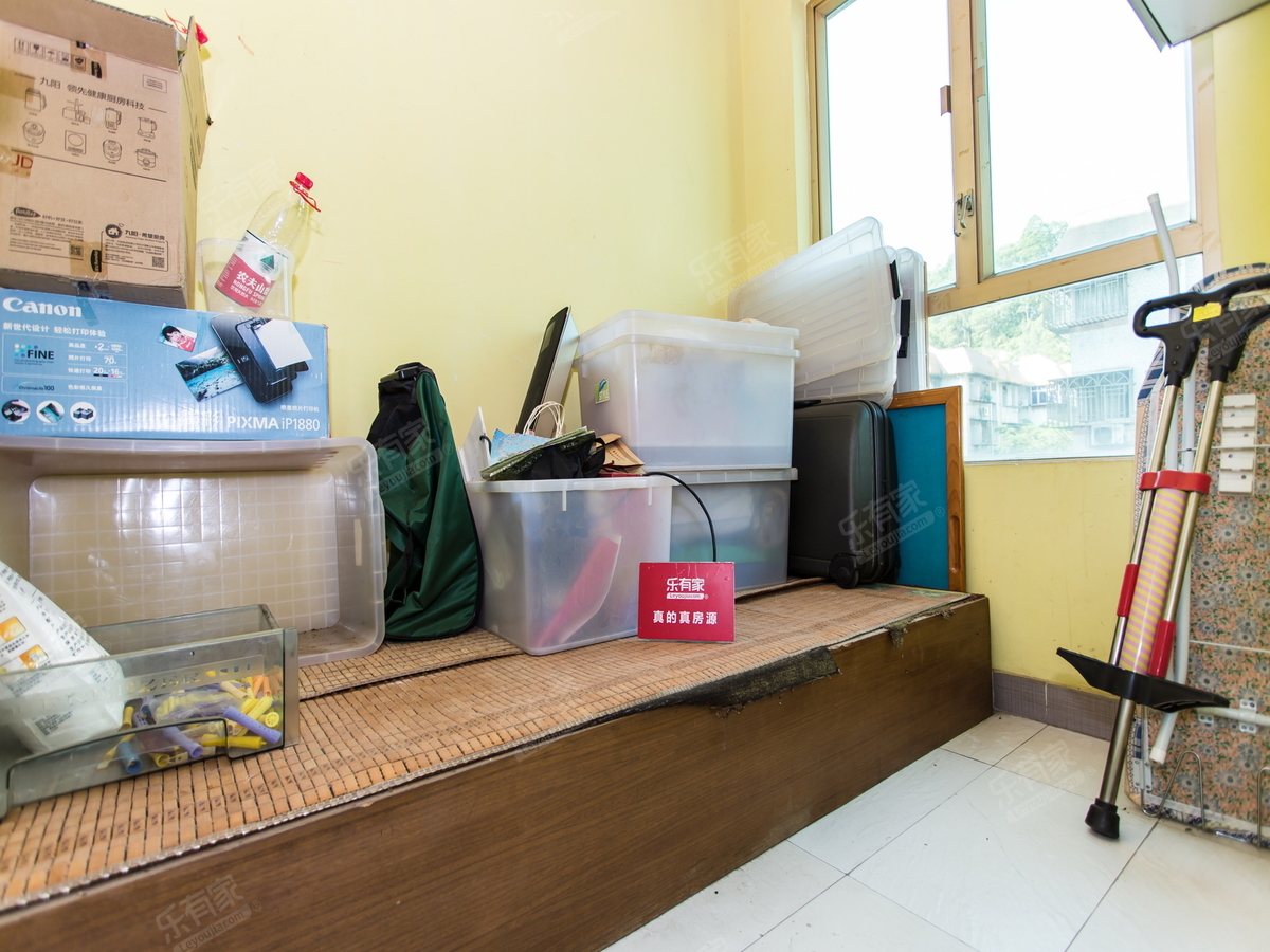 房子的户型方正，采光通风很好，居住舒适。