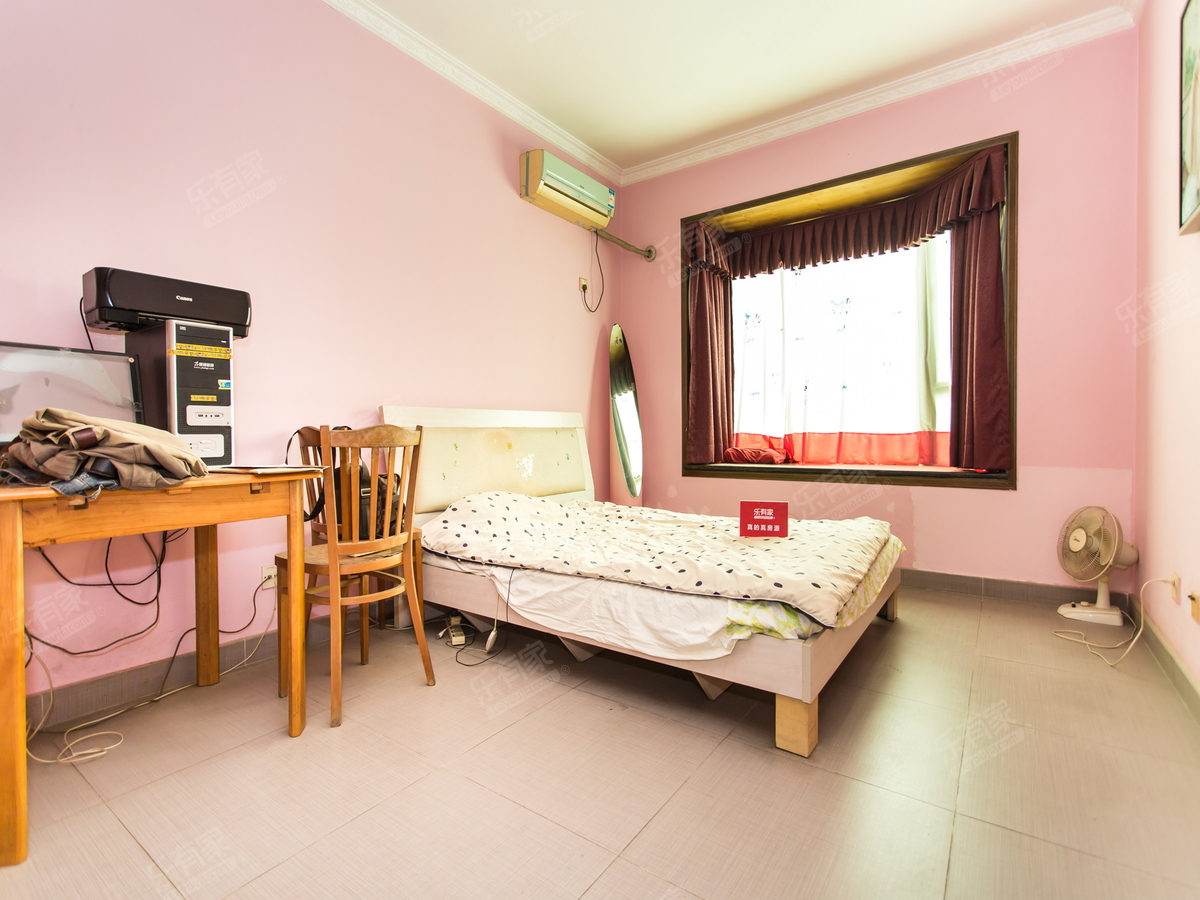 房子的户型方正，采光通风很好，居住舒适。