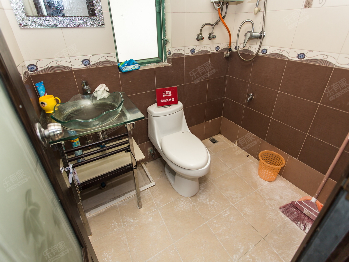 名骏豪庭，电梯大两房，花园社区，诚心出售