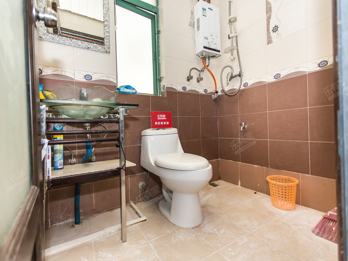 名骏豪庭，电梯大两房，花园社区，诚心出售