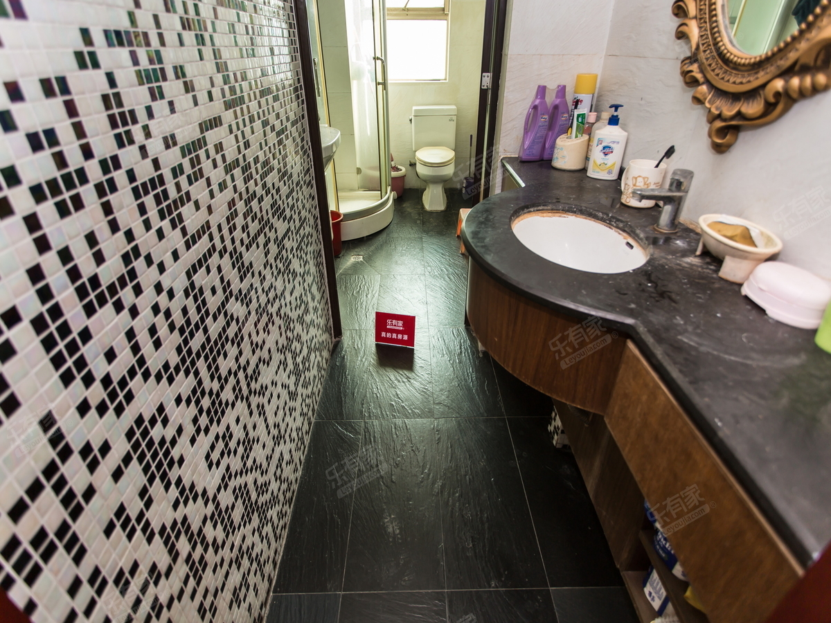 房子的户型方正，采光通风很好，居住舒适。