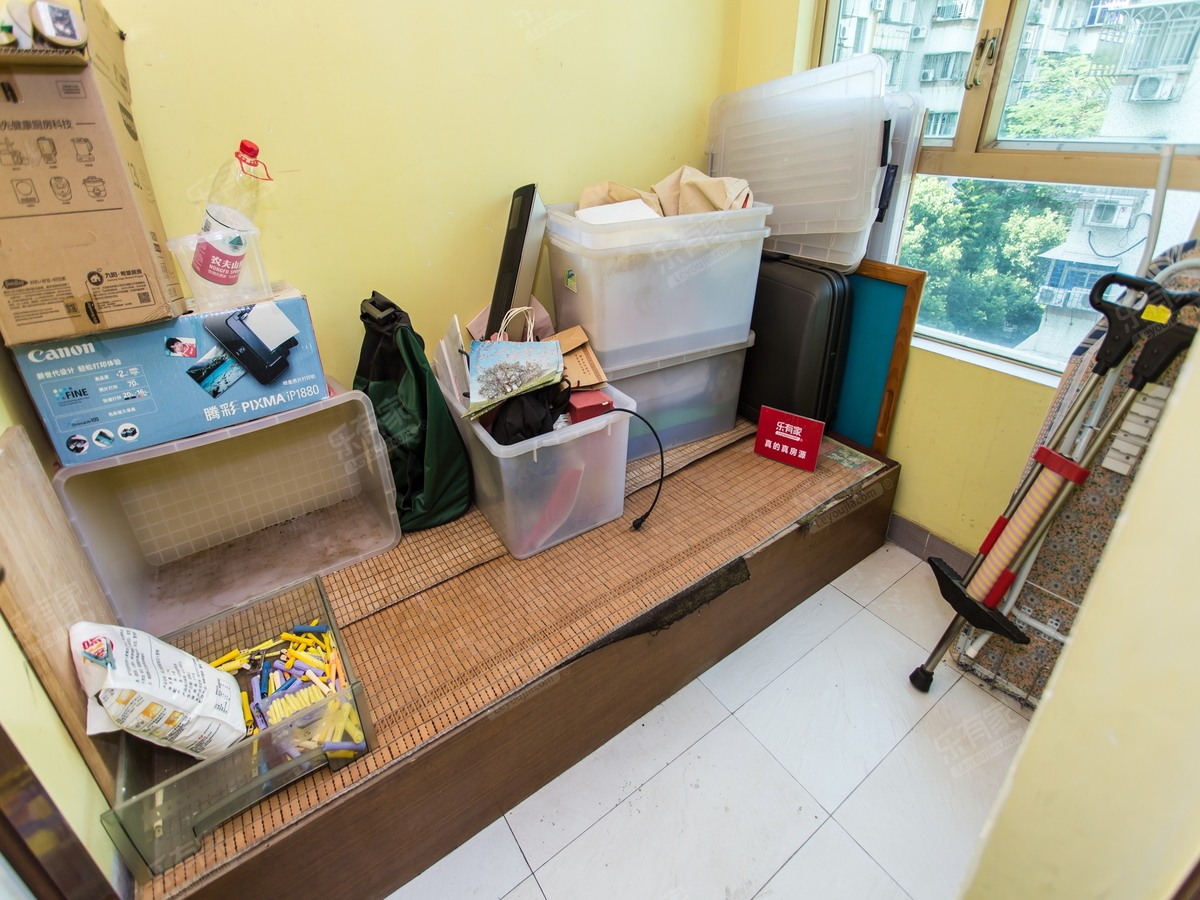 房子的户型方正，采光通风很好，居住舒适。