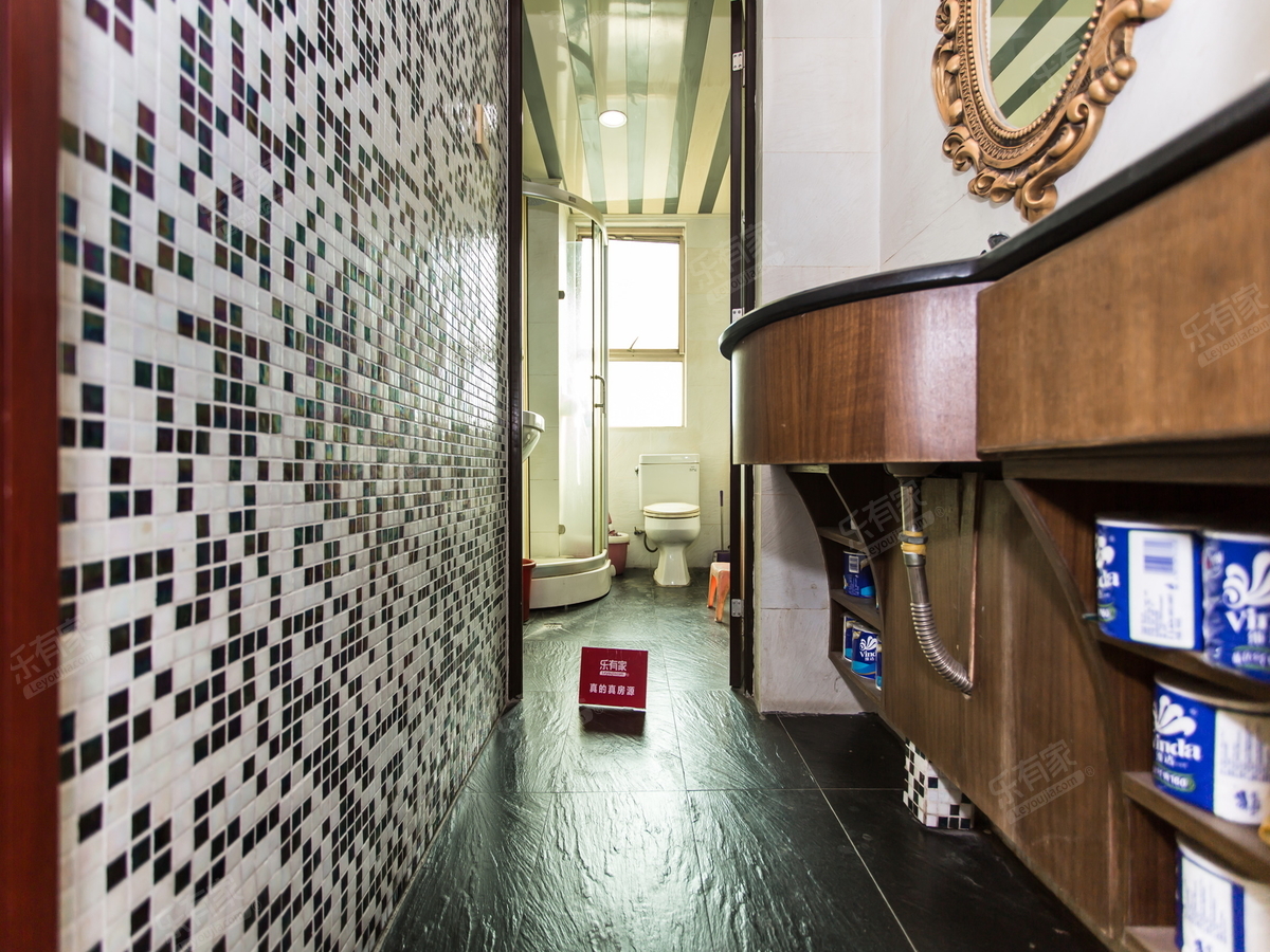 房子的户型方正，采光通风很好，居住舒适。