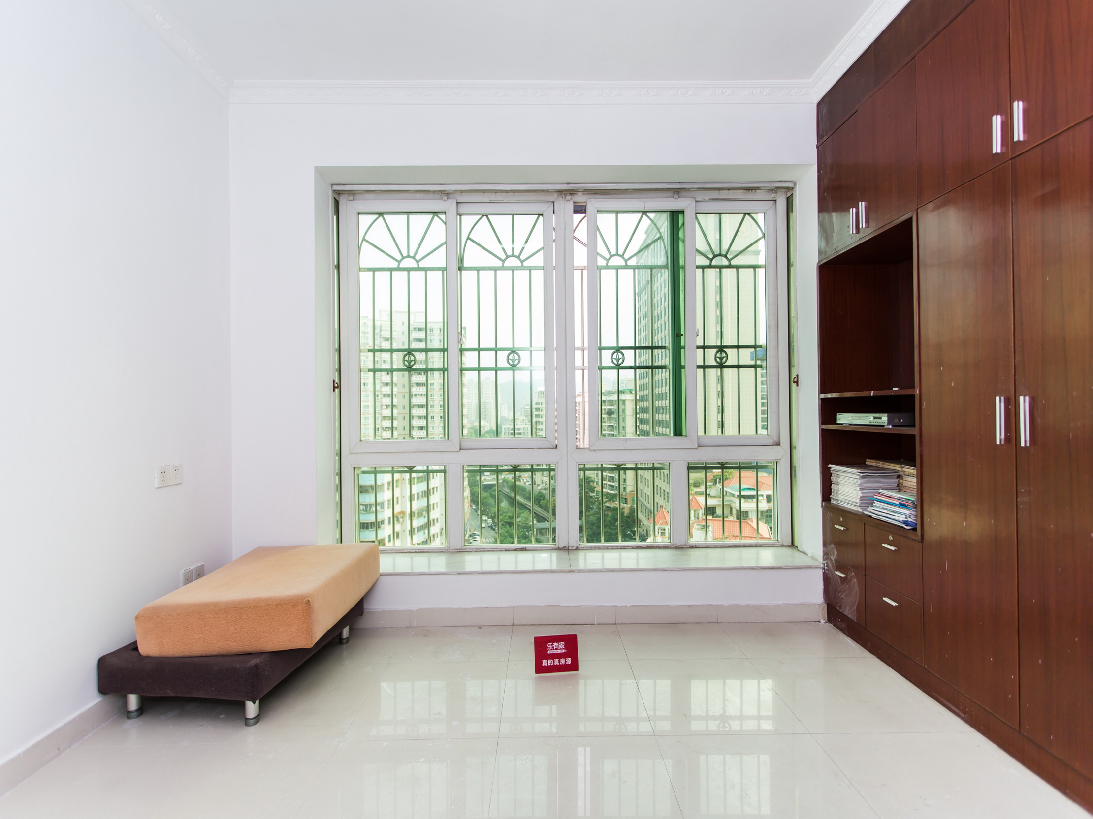 五星聚豪园，税费低，朝南采光佳，中楼层带花园，人车分流，业主诚心出售，随时看房！