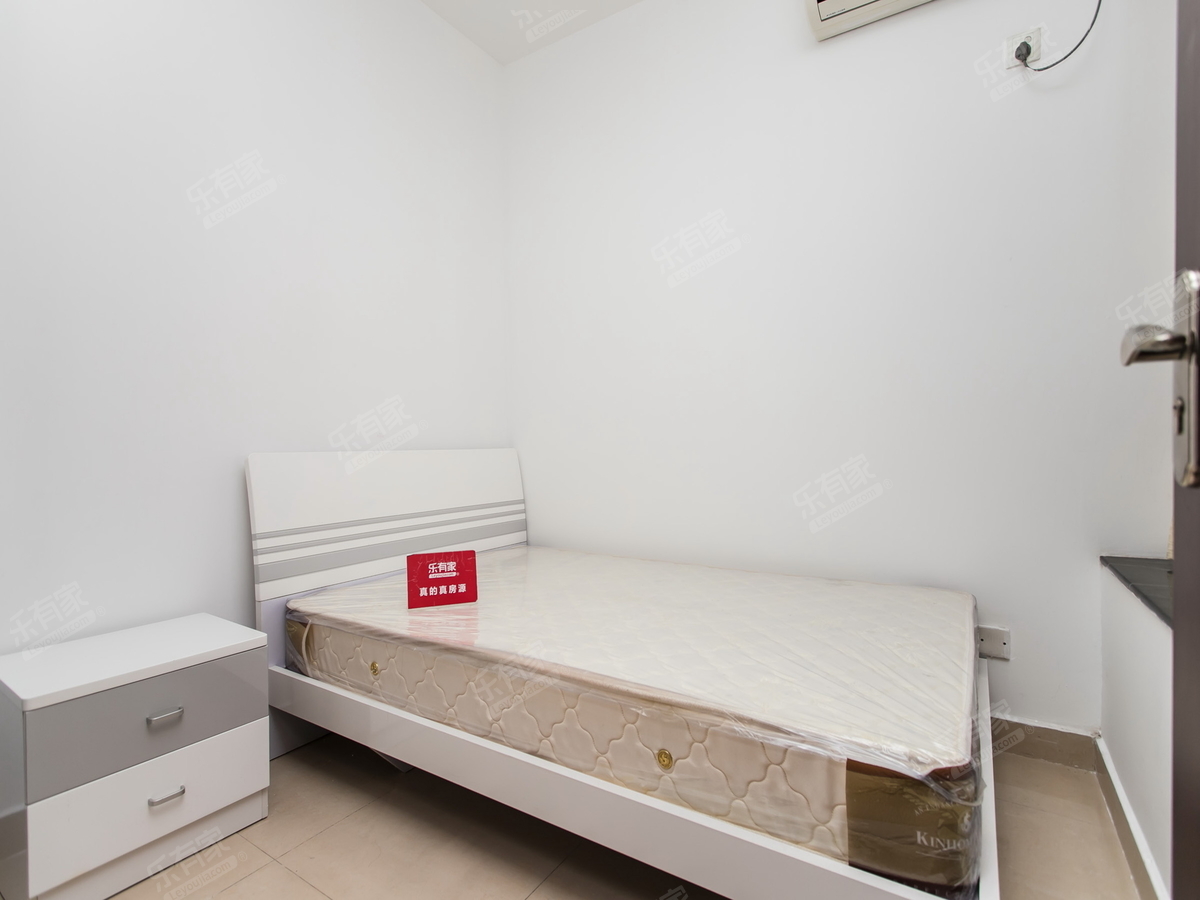 沃尔玛楼上，看房方便