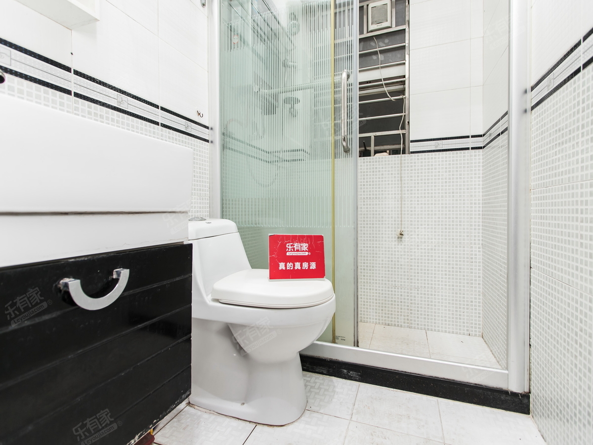 沃尔玛楼上，看房方便