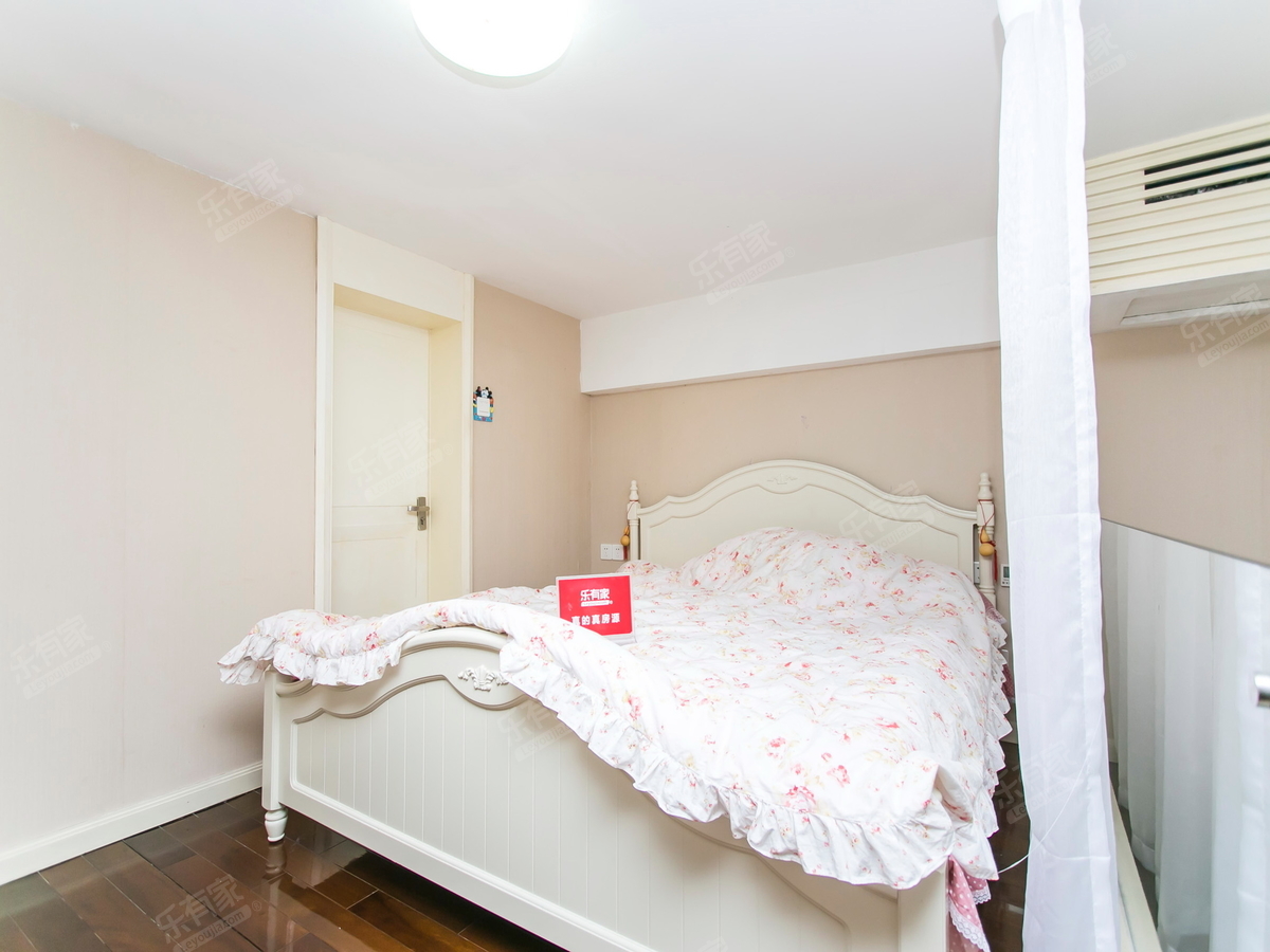 位于市繁华地段，周边有大型商场、超市、医院等配套设施，生活便