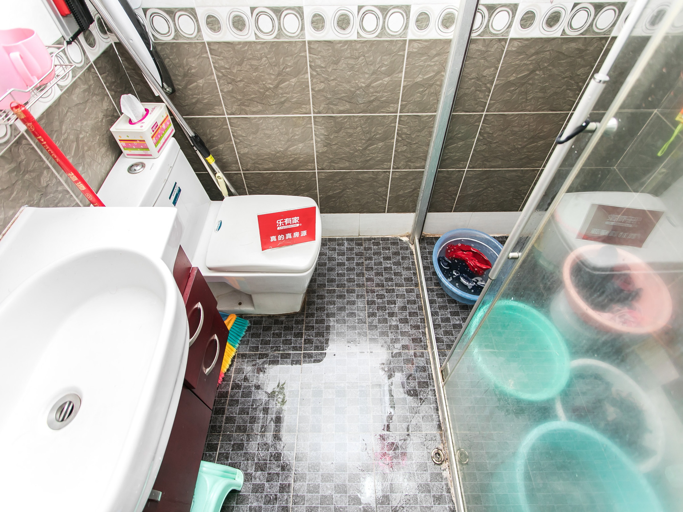 南海大厦精装南向大四房，诚心卖，直接拎包入住