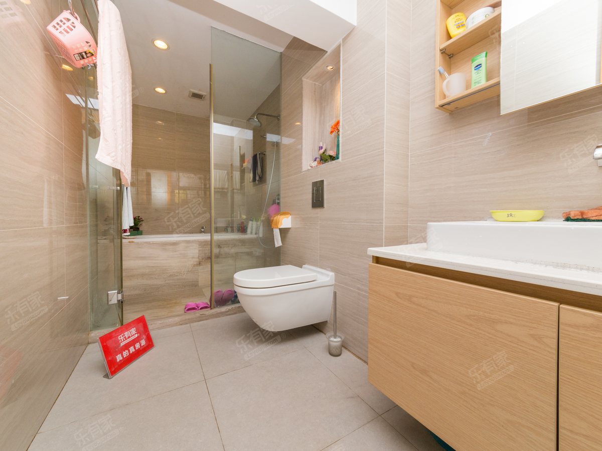 户型方正，客厅出阳台看小区花园，安静不吵