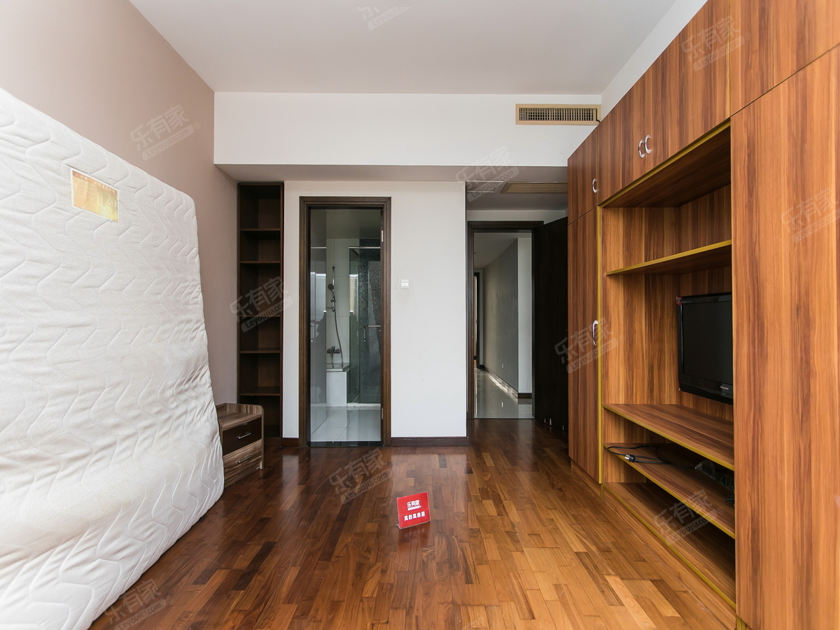 南海玫瑰花园三期，精装大六房，南北通透的