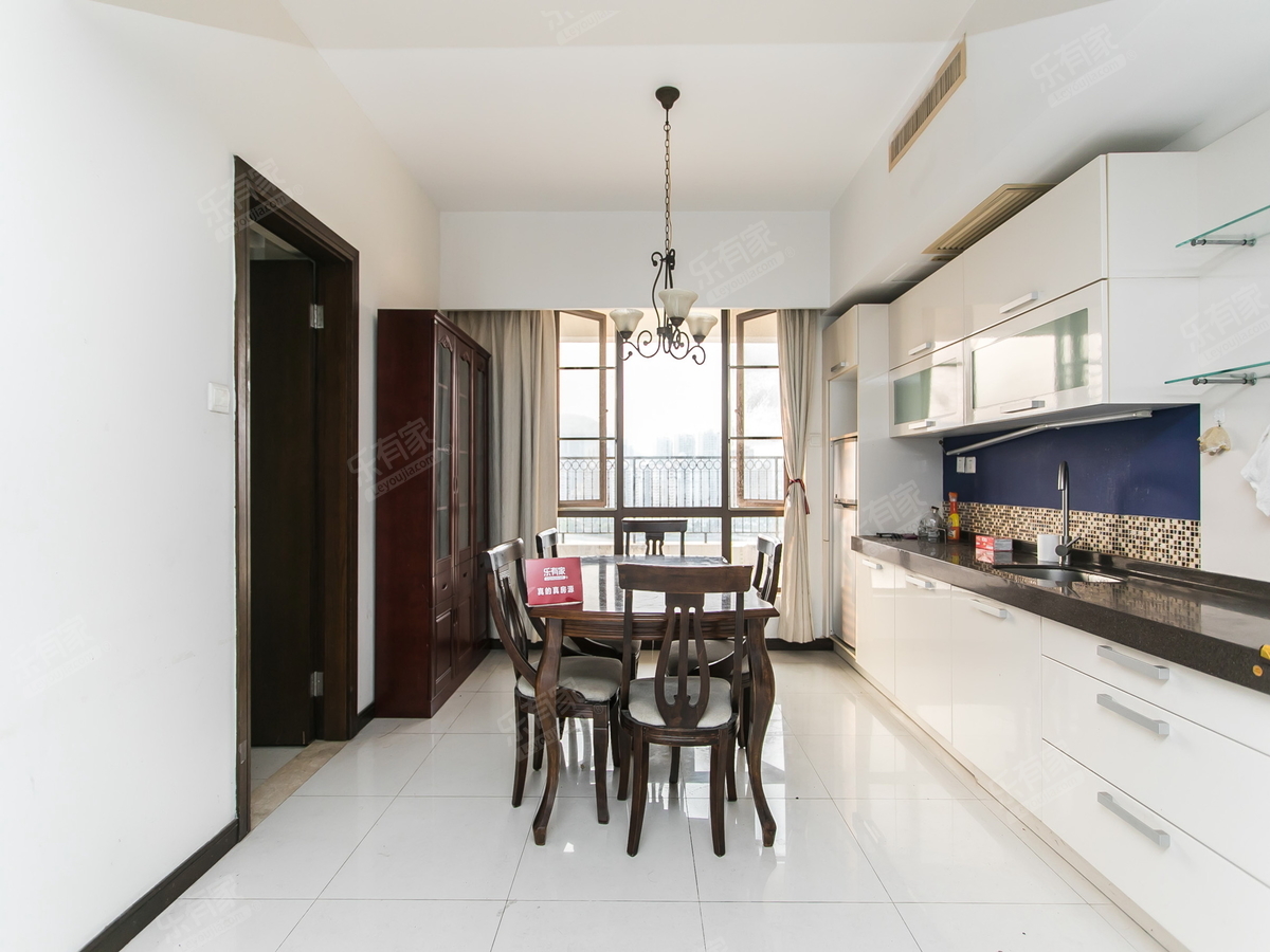 南海玫瑰花园三期，精装大六房，南北通透的