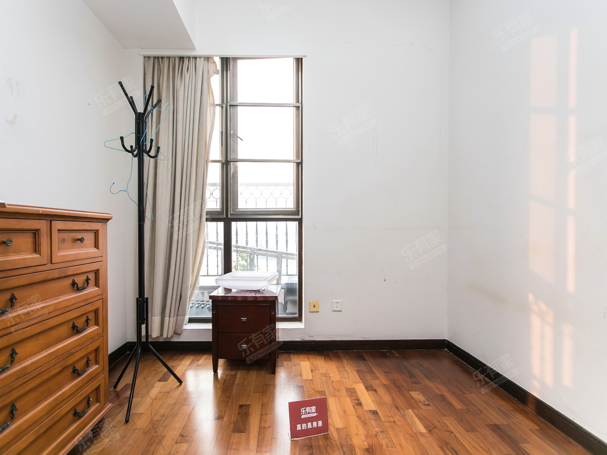 南海玫瑰花园三期，精装大六房，南北通透的