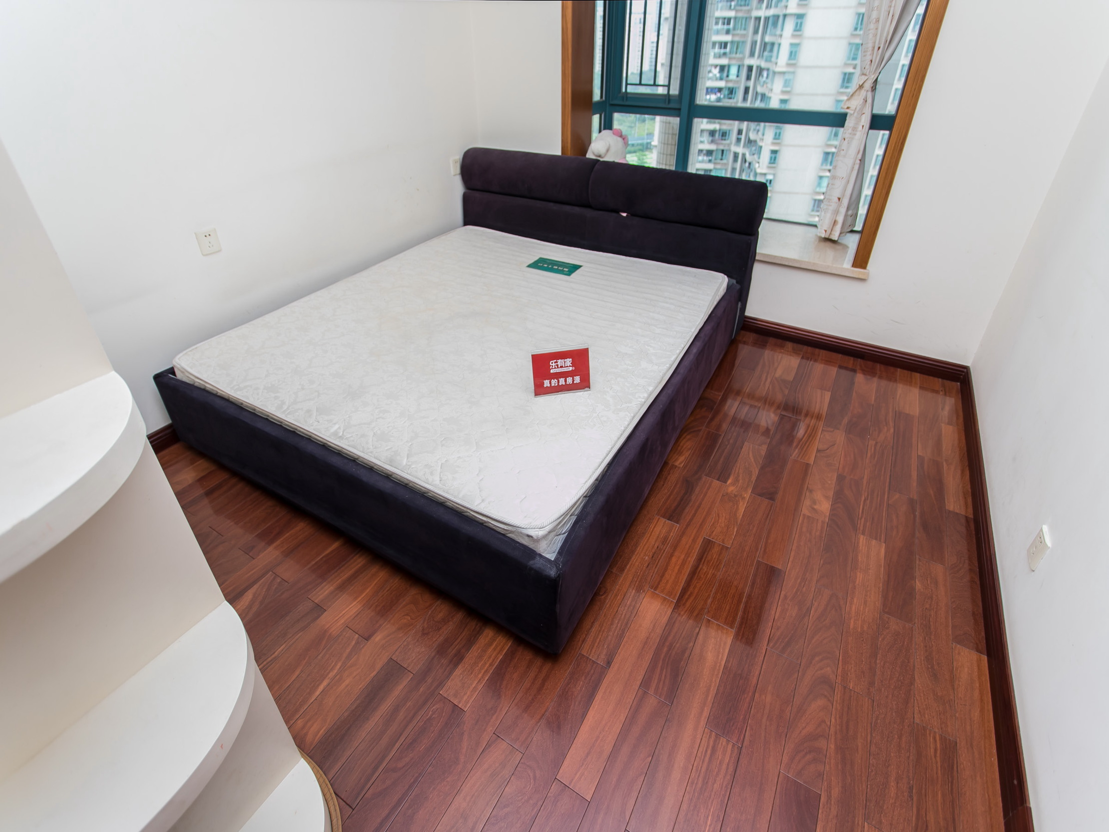 香域中央花园西南精装4室2厅145.6m²