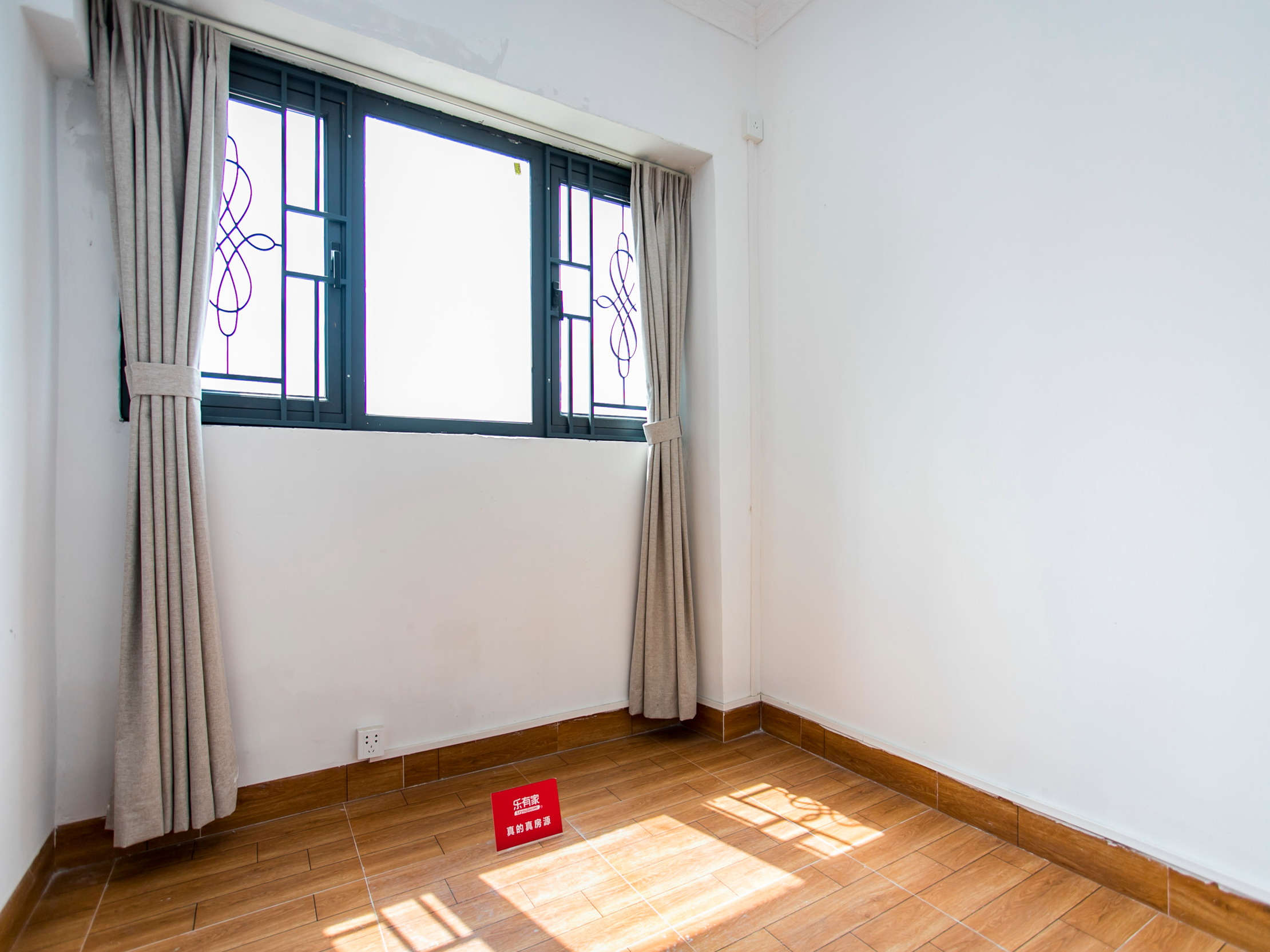 东向三室两厅，宽敞舒适，公园环绕，地铁便捷出行，理想家庭居所。