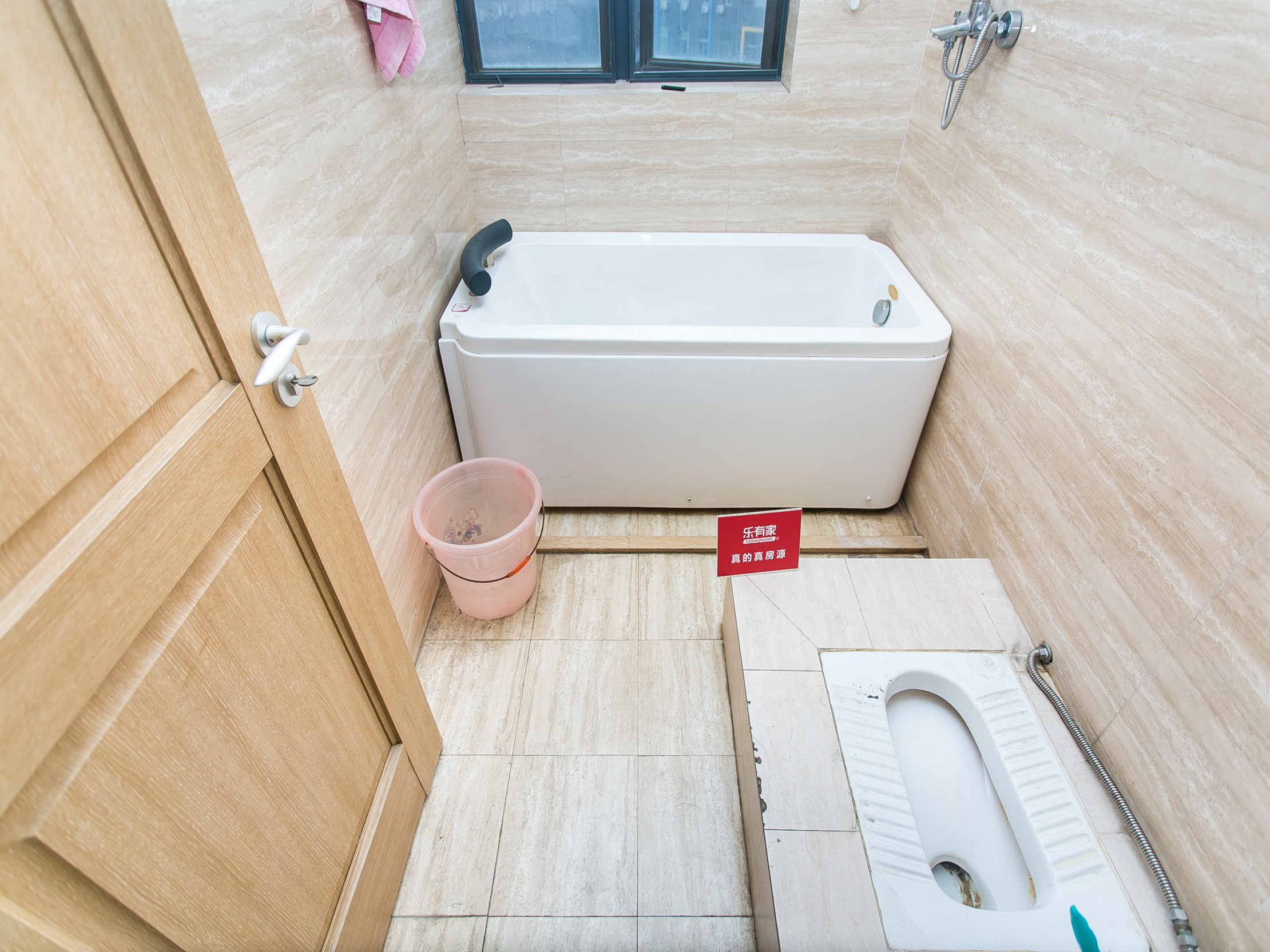 南向四室两厅，宽敞明亮，公园相伴，地铁便捷，理想家庭居所！