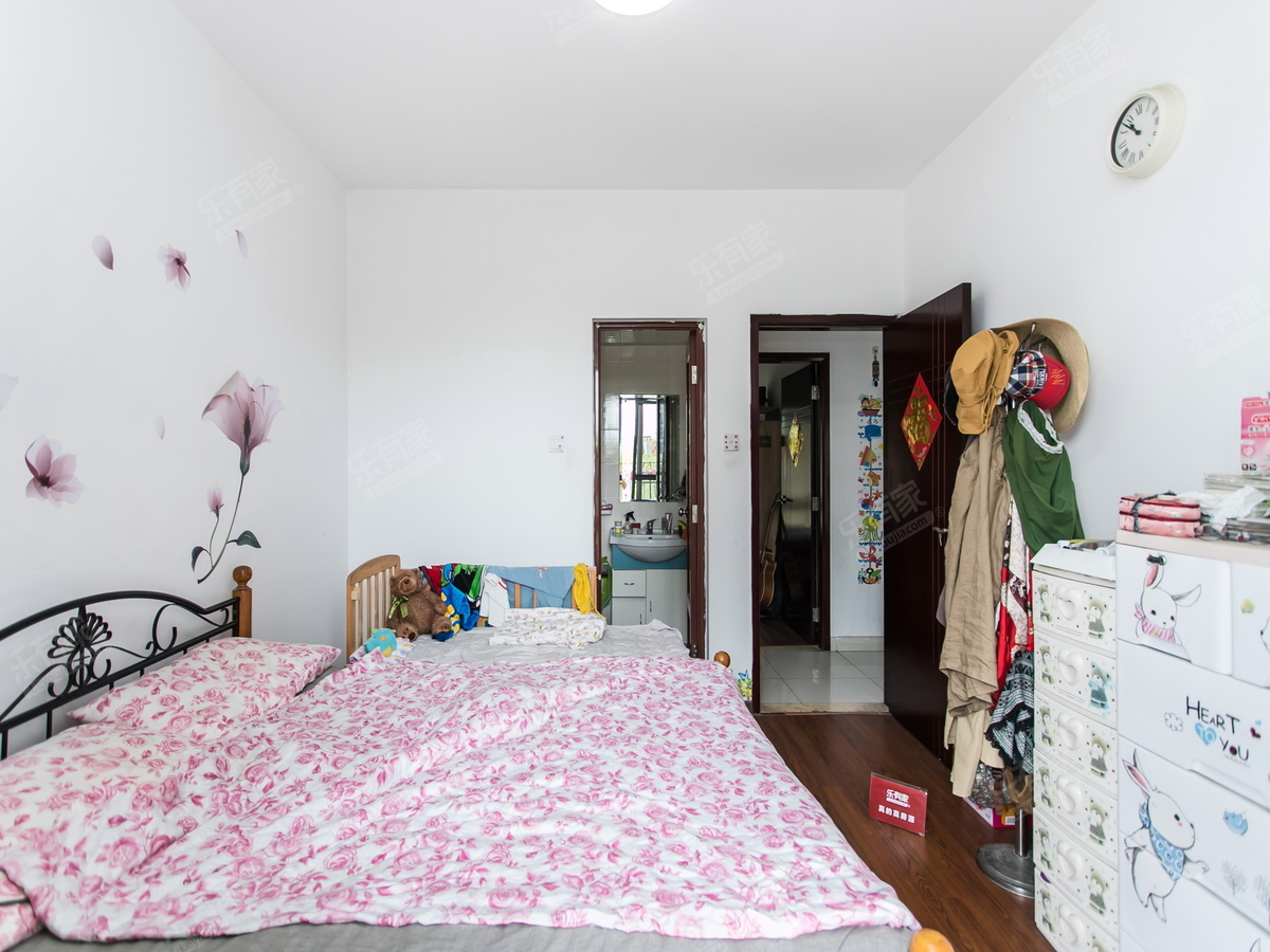 雅福居三居室，三阳台，采光视野都不错，诚心出售，随时联系我