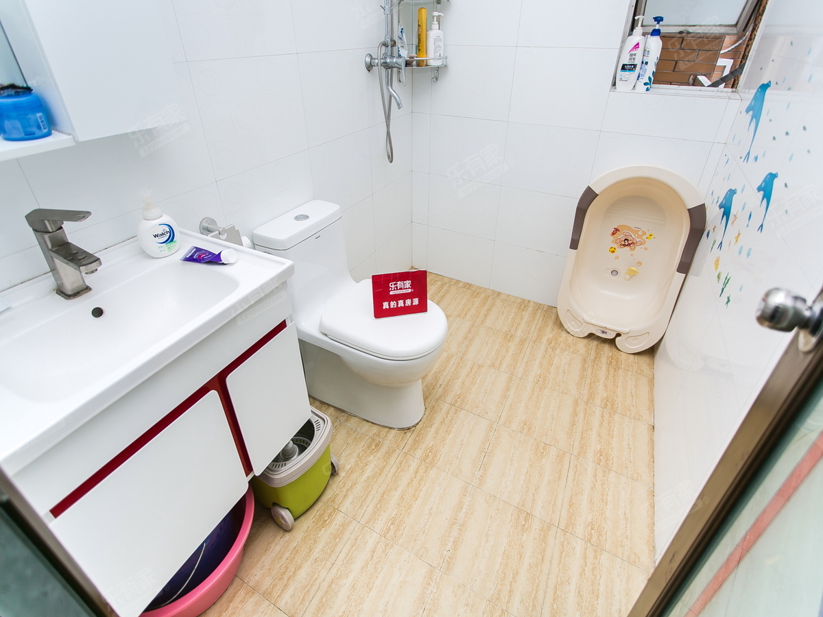 优质精装两室两厅，南向明亮，临近地铁