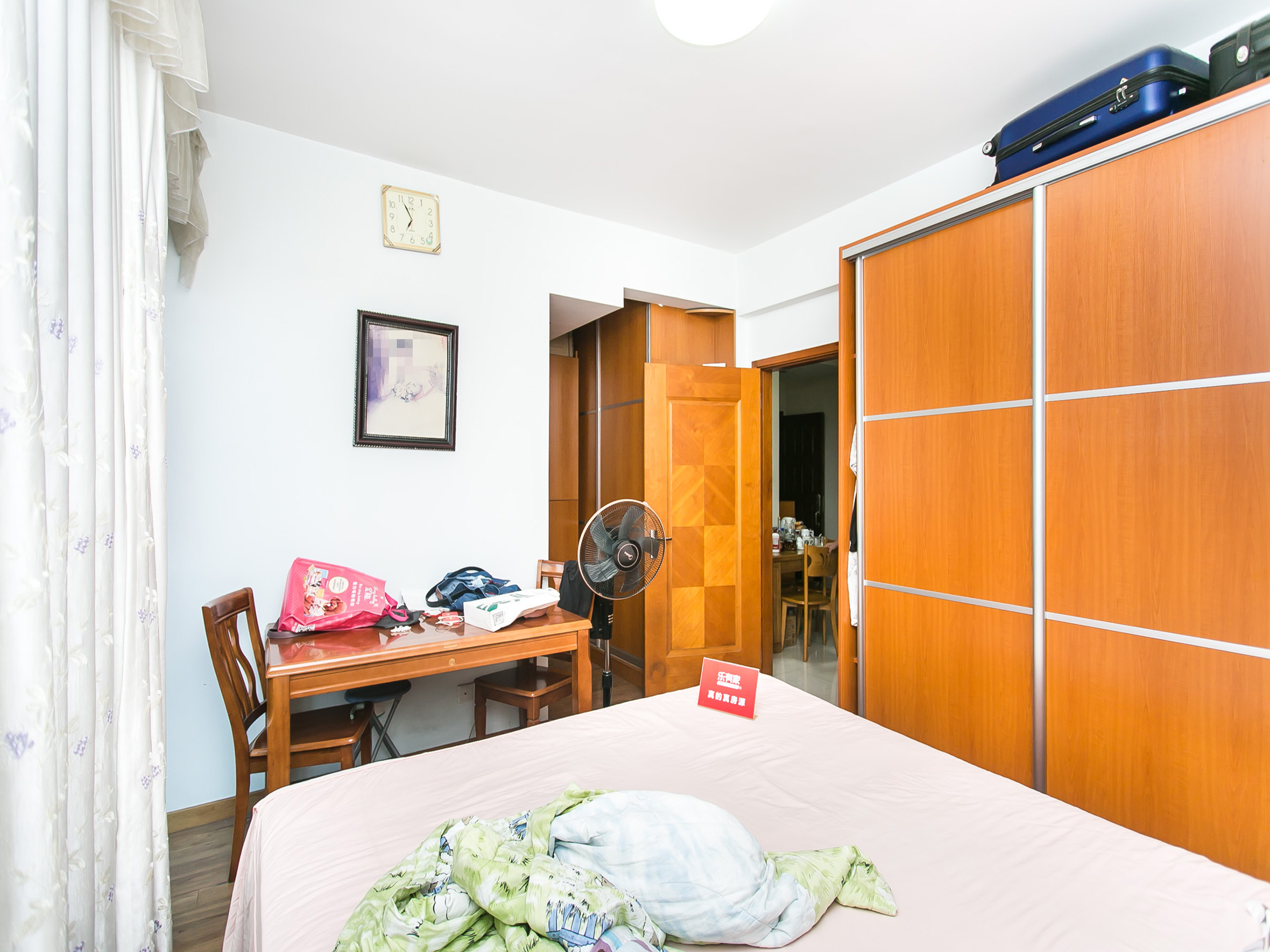 鸿荣源尚都，通风采光优，实用户型，带重点学校，人车分流，空中花园，业主诚心出售，机会难得！