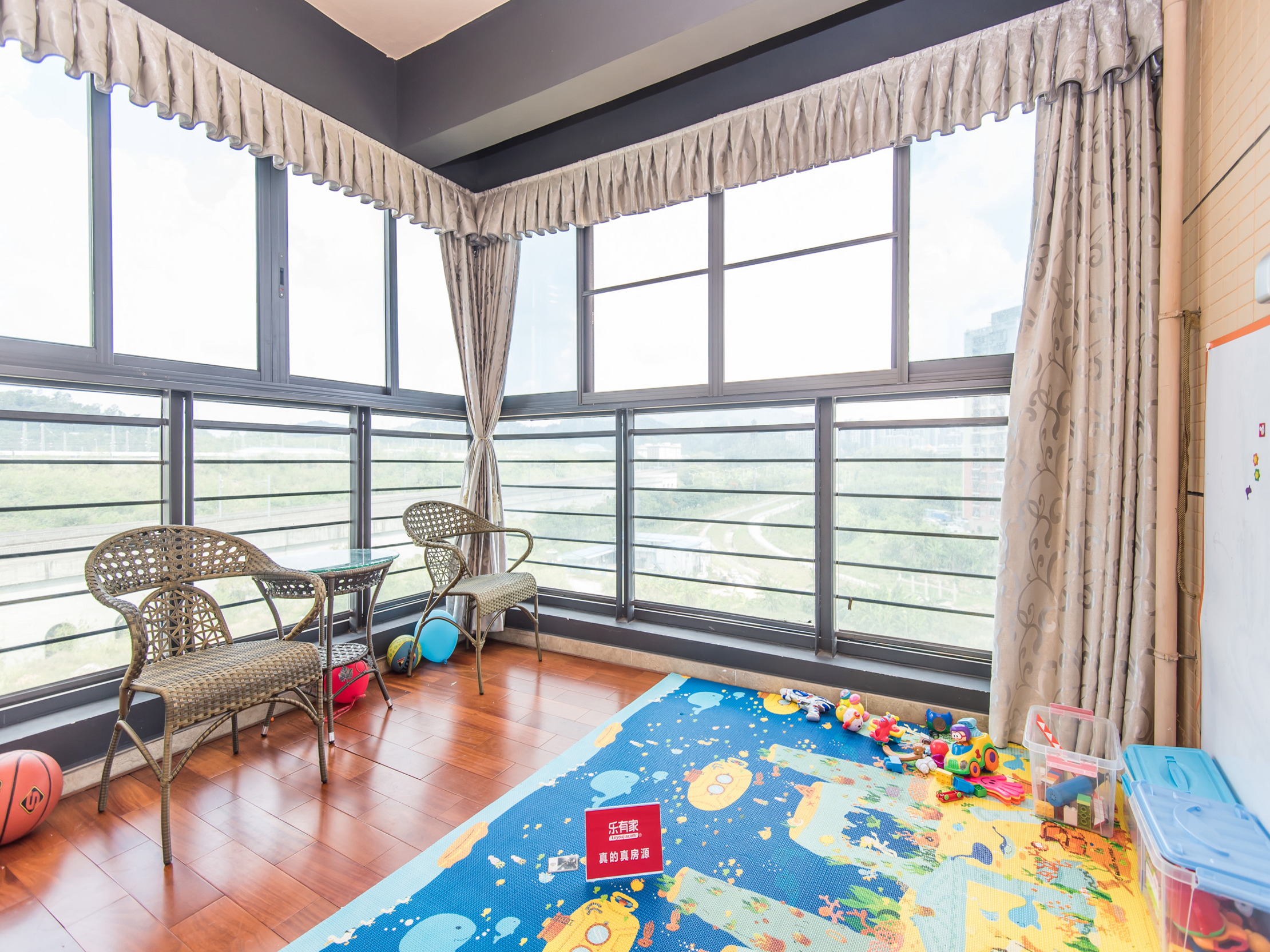 地铁旁155.76大户型，5室2厅，享受小区花园生活，便利出行尽在咫尺。