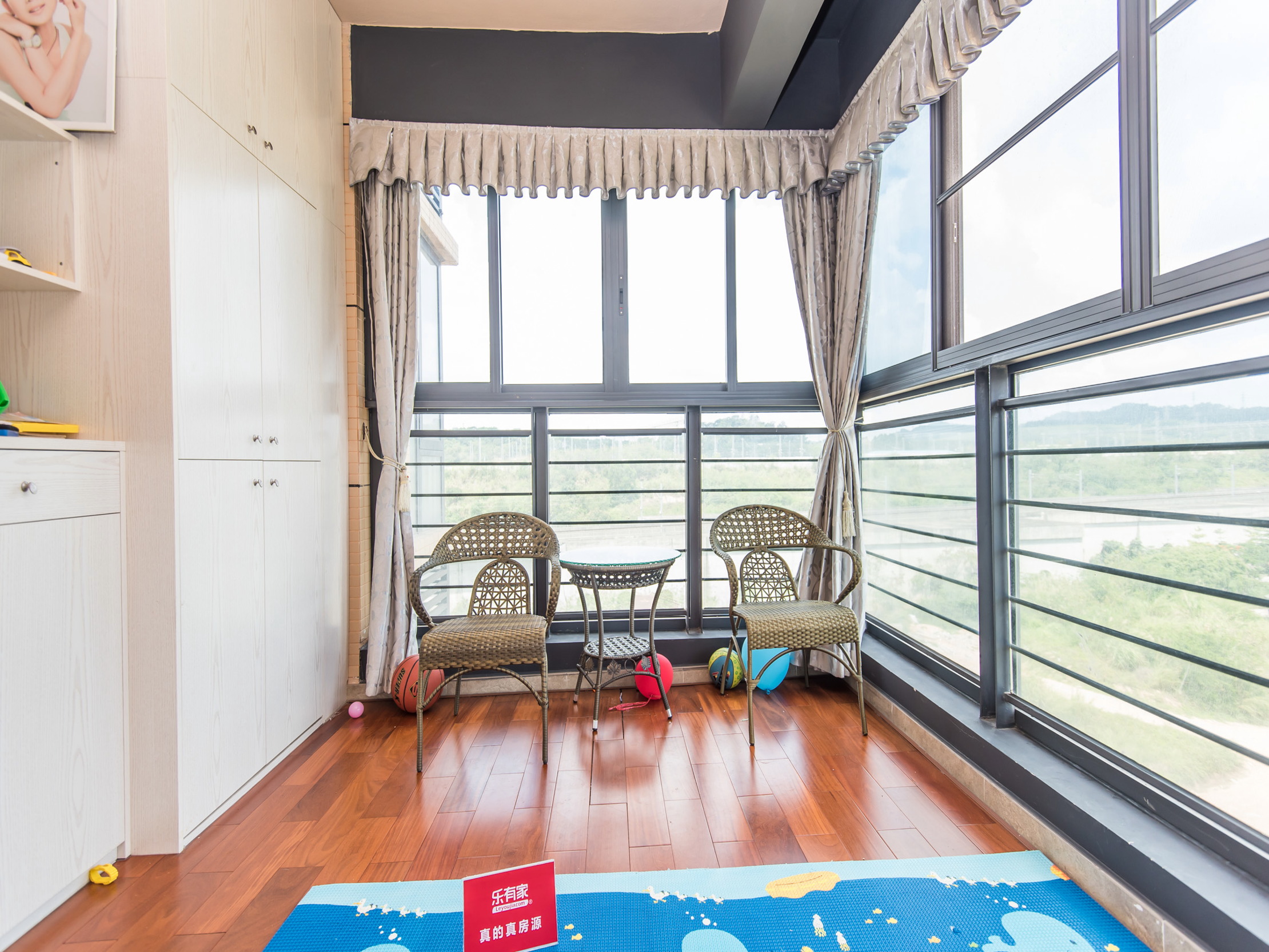 地铁旁155.76大户型，5室2厅，享受小区花园生活，便利出行尽在咫尺。