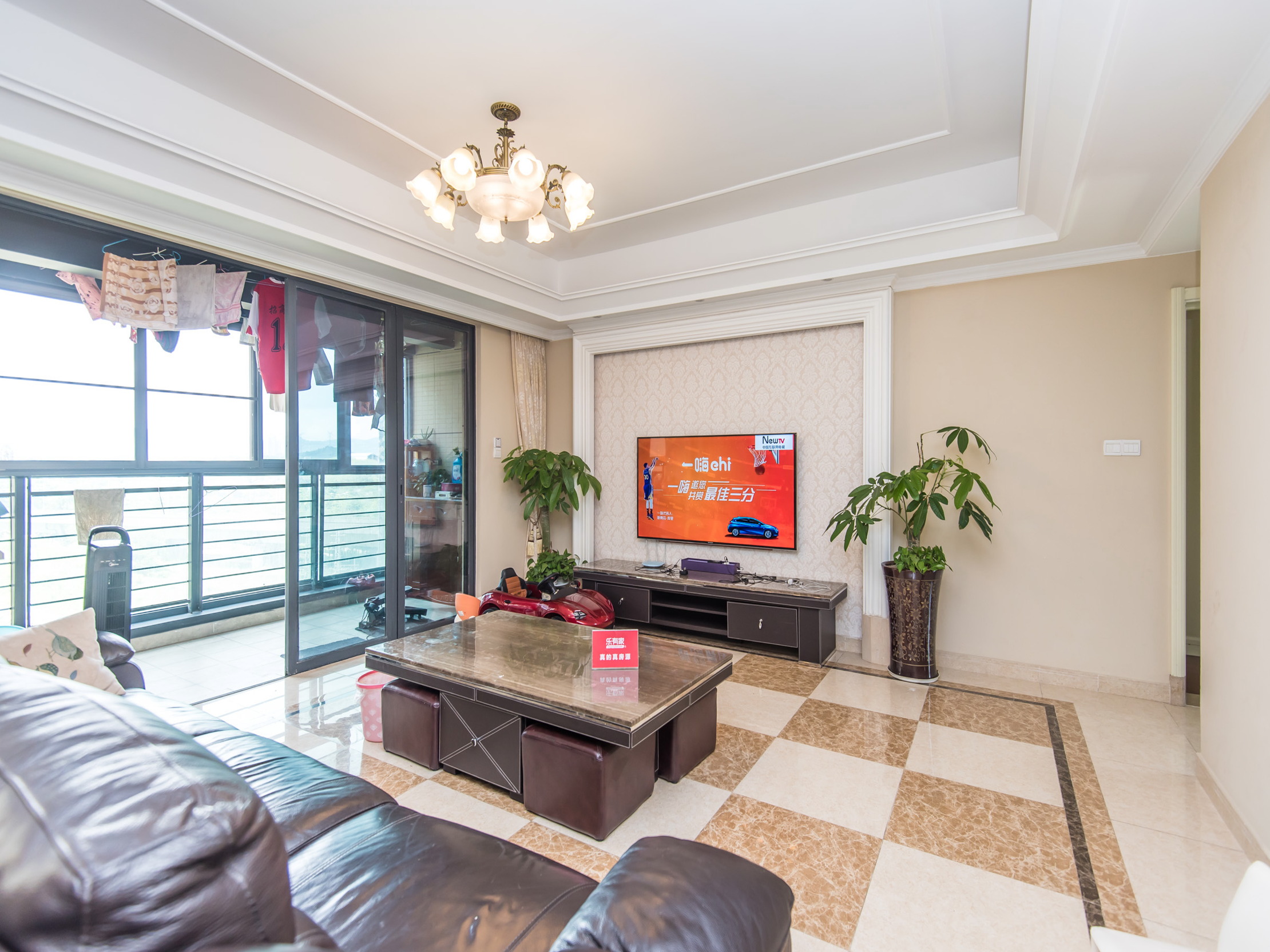 地铁旁155.76大户型，5室2厅，享受小区花园生活，便利出行尽在咫尺。