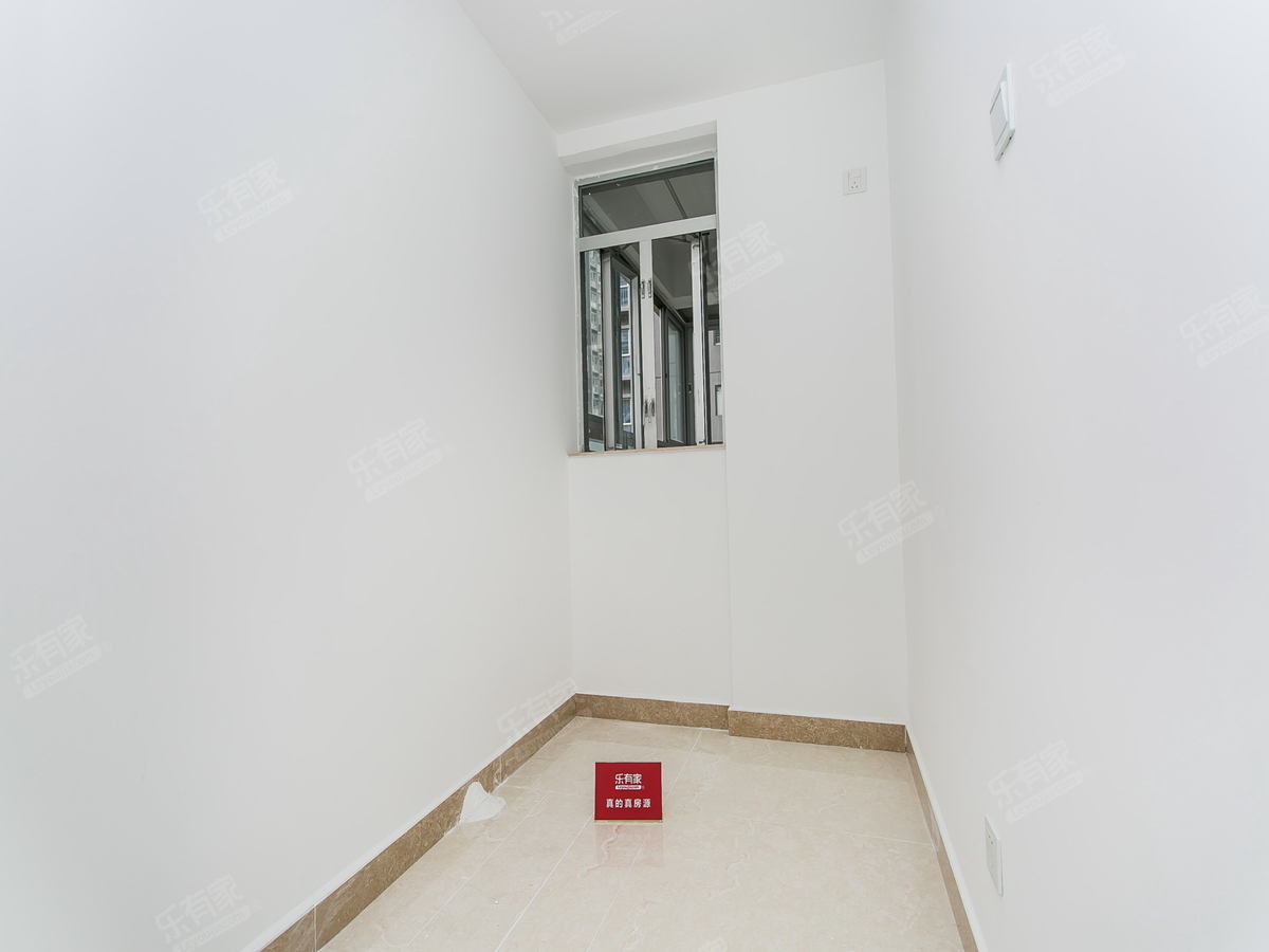 富通城五期诚心出售，低于均价，户型方正，采光通风佳，带地面花园，人车分流，机会难得！