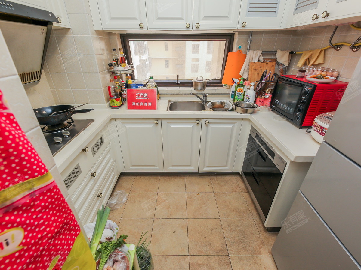 11号线地铁口，万科翡逸郡，精装三房，宝中外国语书包